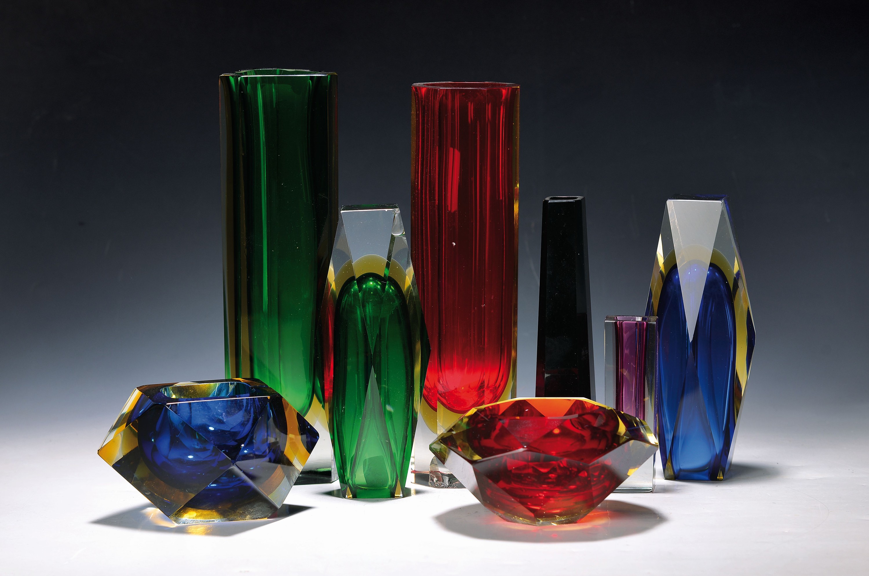 11 Sommerso Vasen und 2 Aschenbecher, Murano, 2.Hälfte 20.Jh., Farbloses Glas, mundgeblasen, facettiert, je mehrfarbig überfangen, Vasen H. 13-30 ...