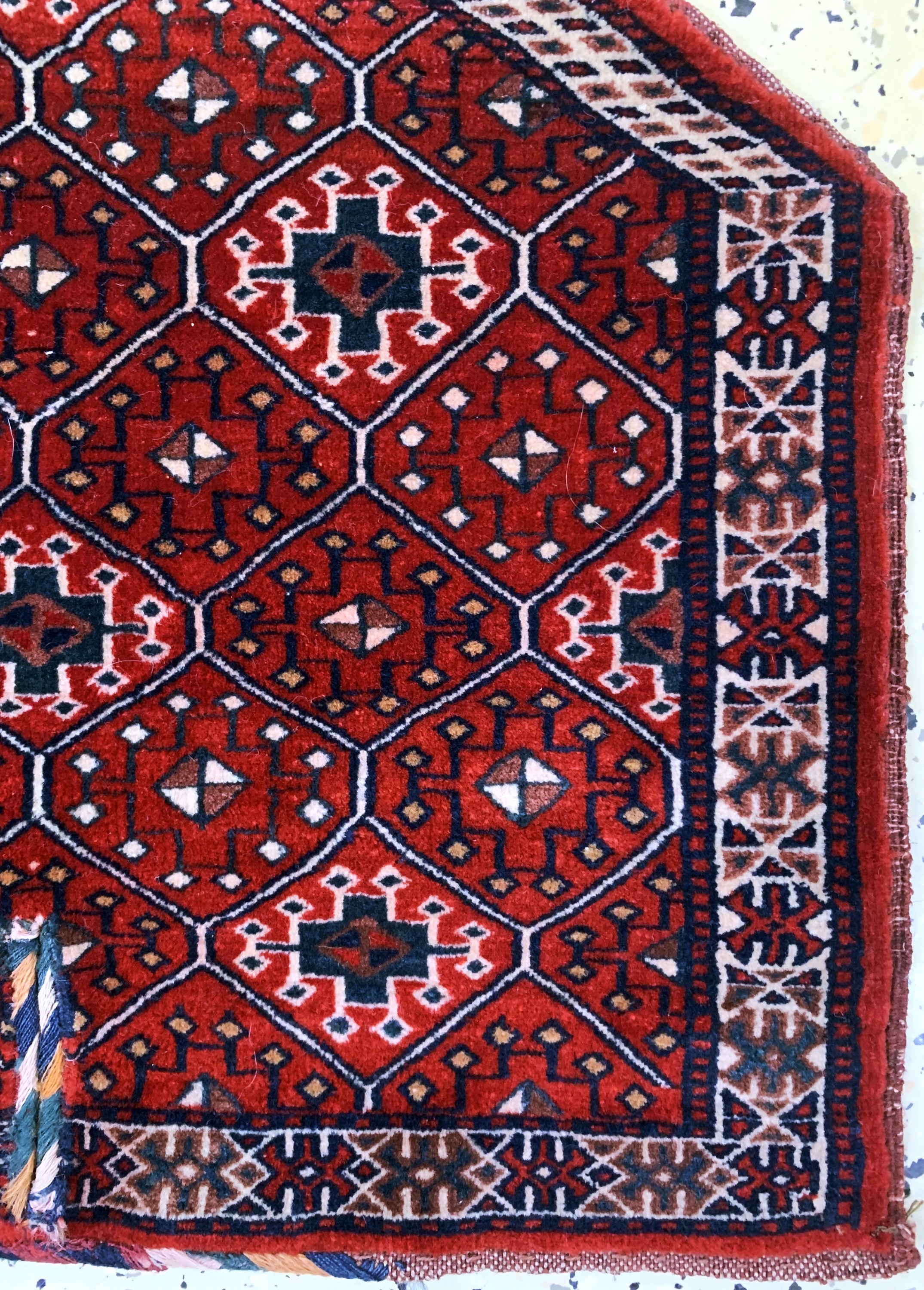 Detail a: Jomud Satteldecke antik, Turkmenistan, um 1900, Wolle auf Wolle, ca. 49 x 59 cm, EHZ: 2 (siehe Bausback Ausstellung von 10 bis 19 Oktobrt 1980).
