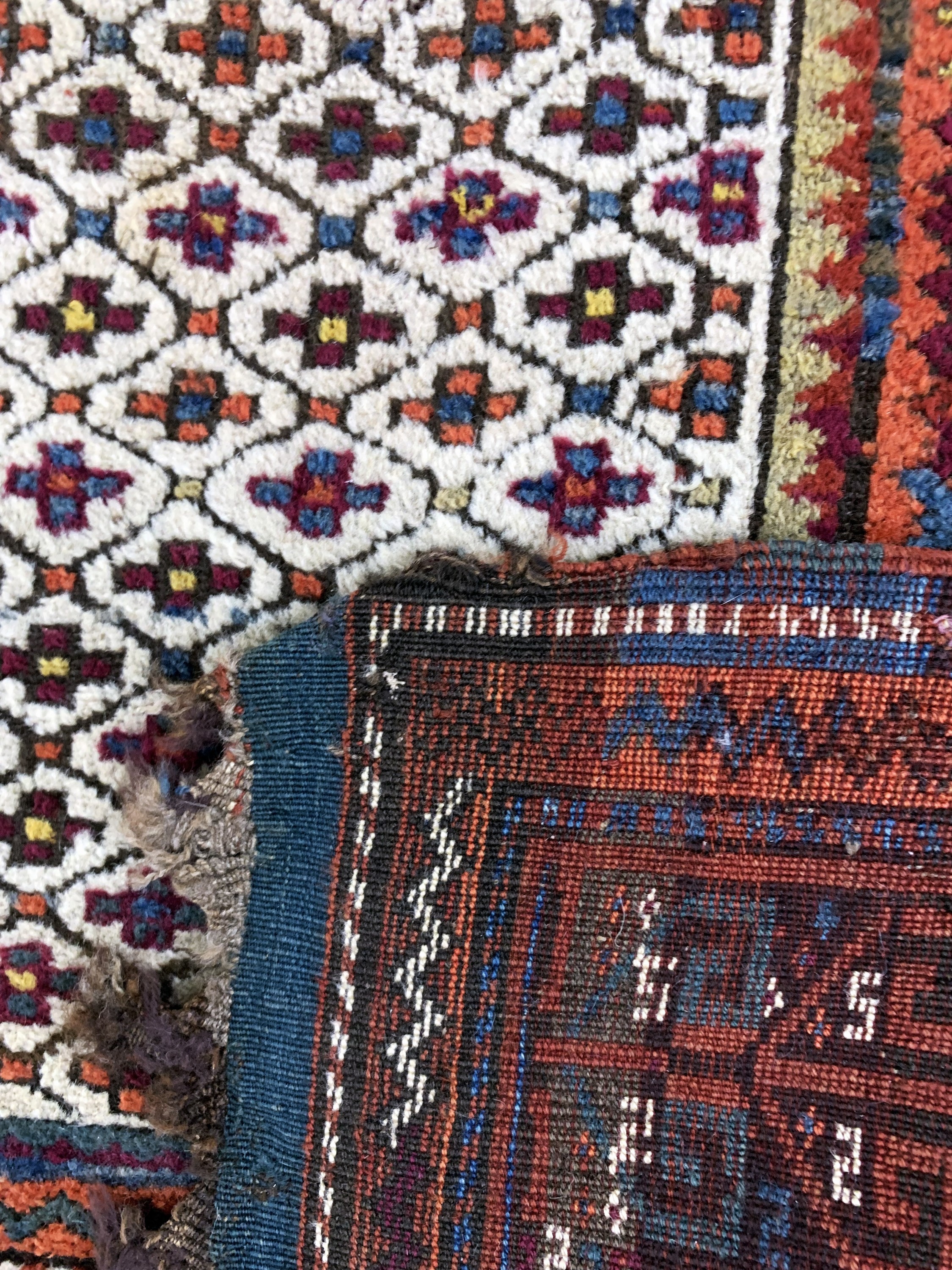 Detail e: Yürük antik, Türkei, um 1900, Wolle auf Wolle, ca. 315 x 127 cm, EHZ: 3(Trittfalte).