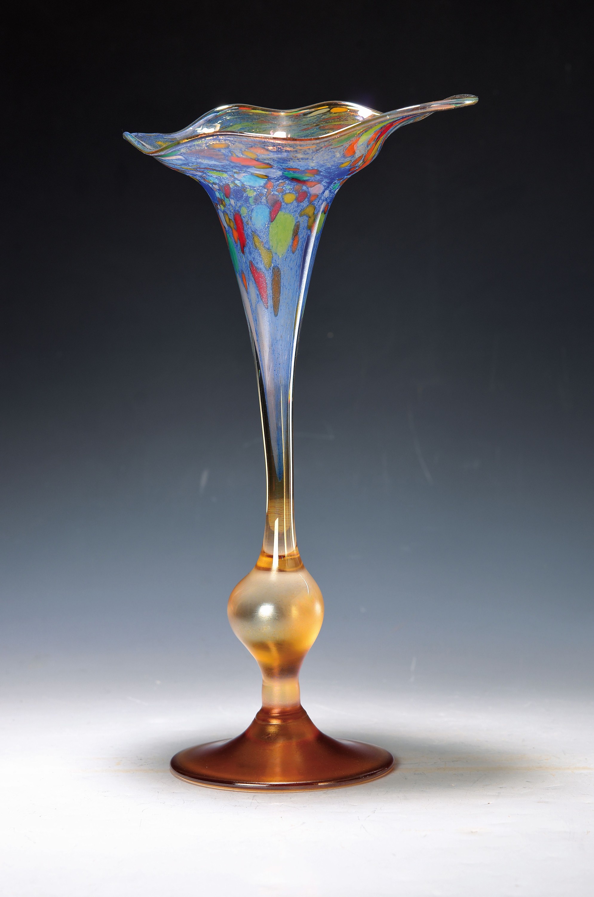 Glasvase, Glashütte Peter Kaspar, Neckarzimmern, datiert 1989, mundgeblasenes Glas, ferbige Einschmelzungen und Einpuderungen, golden irisiert, ...
