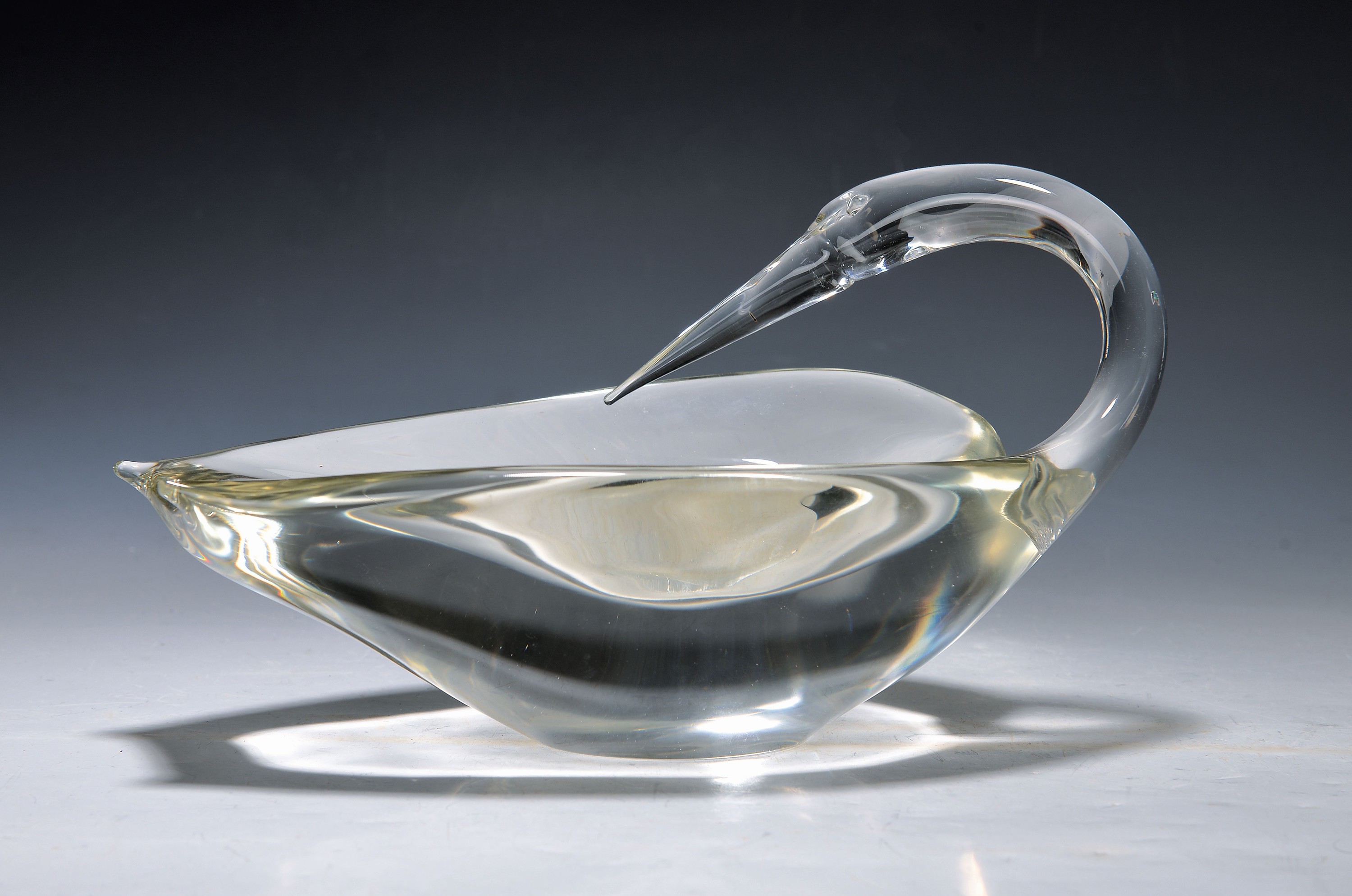 Glasschale in Form eines Kranichs, Cenedese, Murano, 2.Hälfte 20.Jh., farbloses Glas, mundgeblasen und modelliert, rückwärts gewandter sitzender ...
