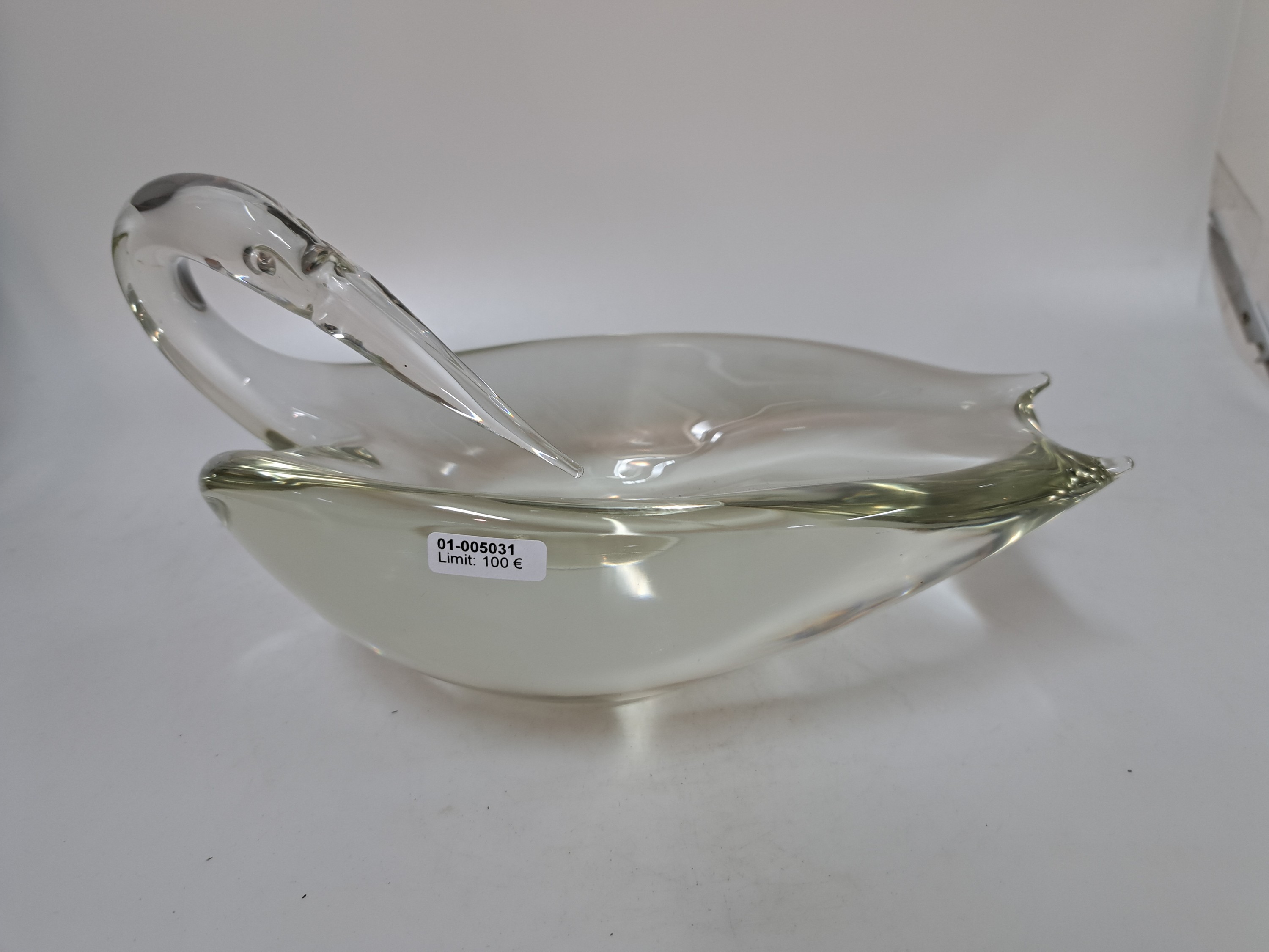 Detail a: Glasschale in Form eines Kranichs, Cenedese, Murano, 2.Hälfte 20.Jh., farbloses Glas, mundgeblasen und modelliert, rückwärts gewandter sitzender ...