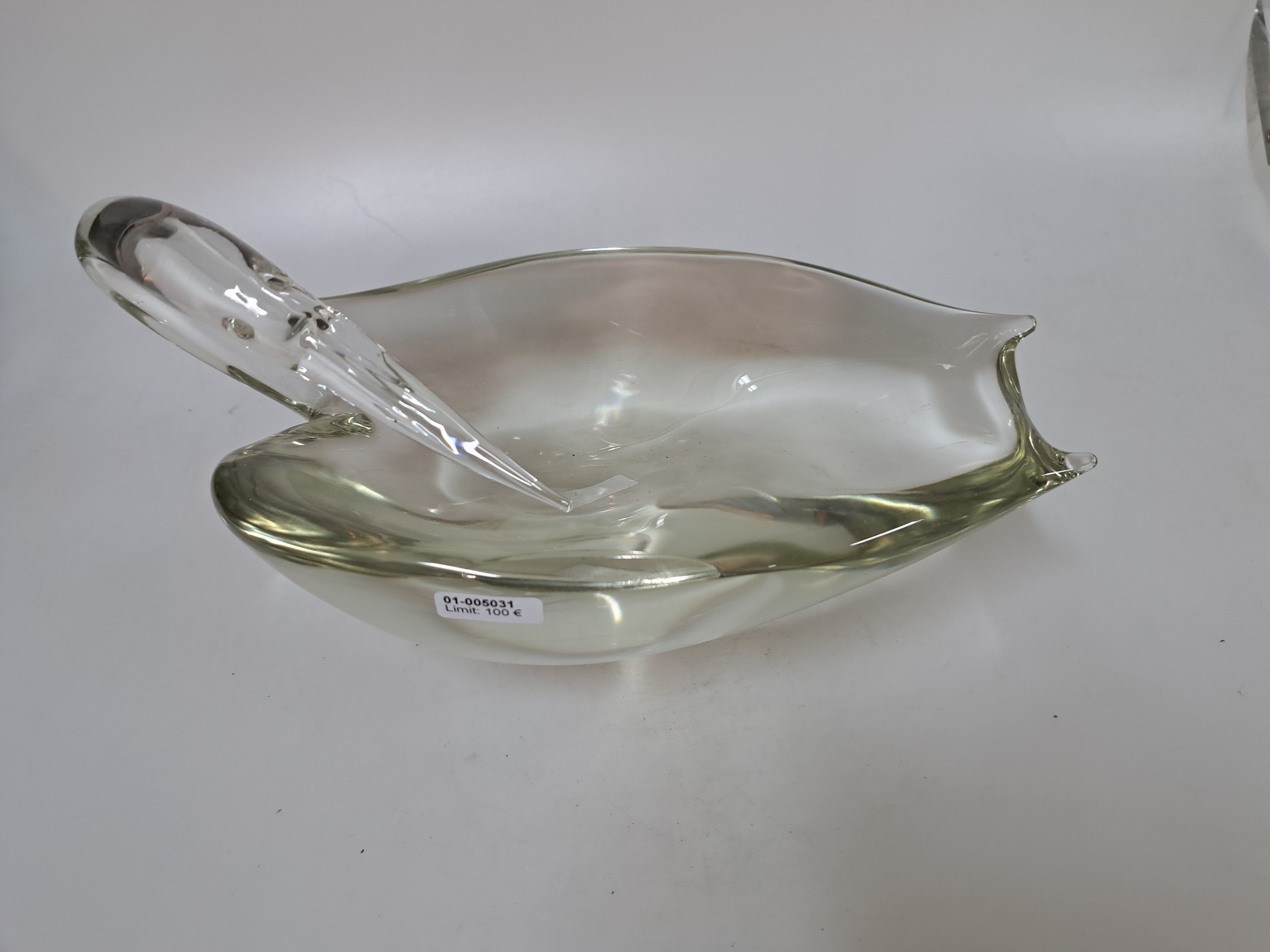 Detail b: Glasschale in Form eines Kranichs, Cenedese, Murano, 2.Hälfte 20.Jh., farbloses Glas, mundgeblasen und modelliert, rückwärts gewandter sitzender ...