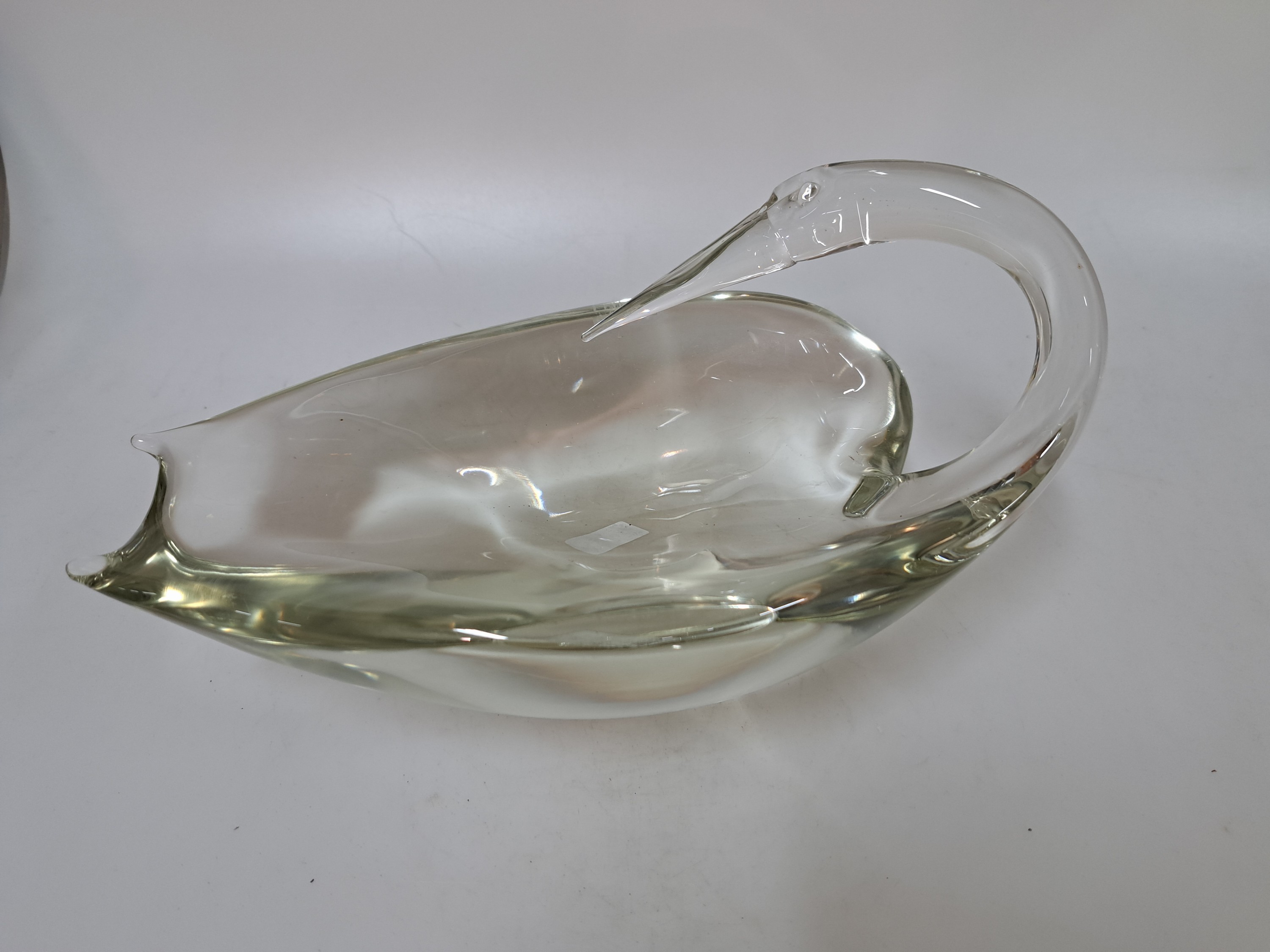 Detail c: Glasschale in Form eines Kranichs, Cenedese, Murano, 2.Hälfte 20.Jh., farbloses Glas, mundgeblasen und modelliert, rückwärts gewandter sitzender ...
