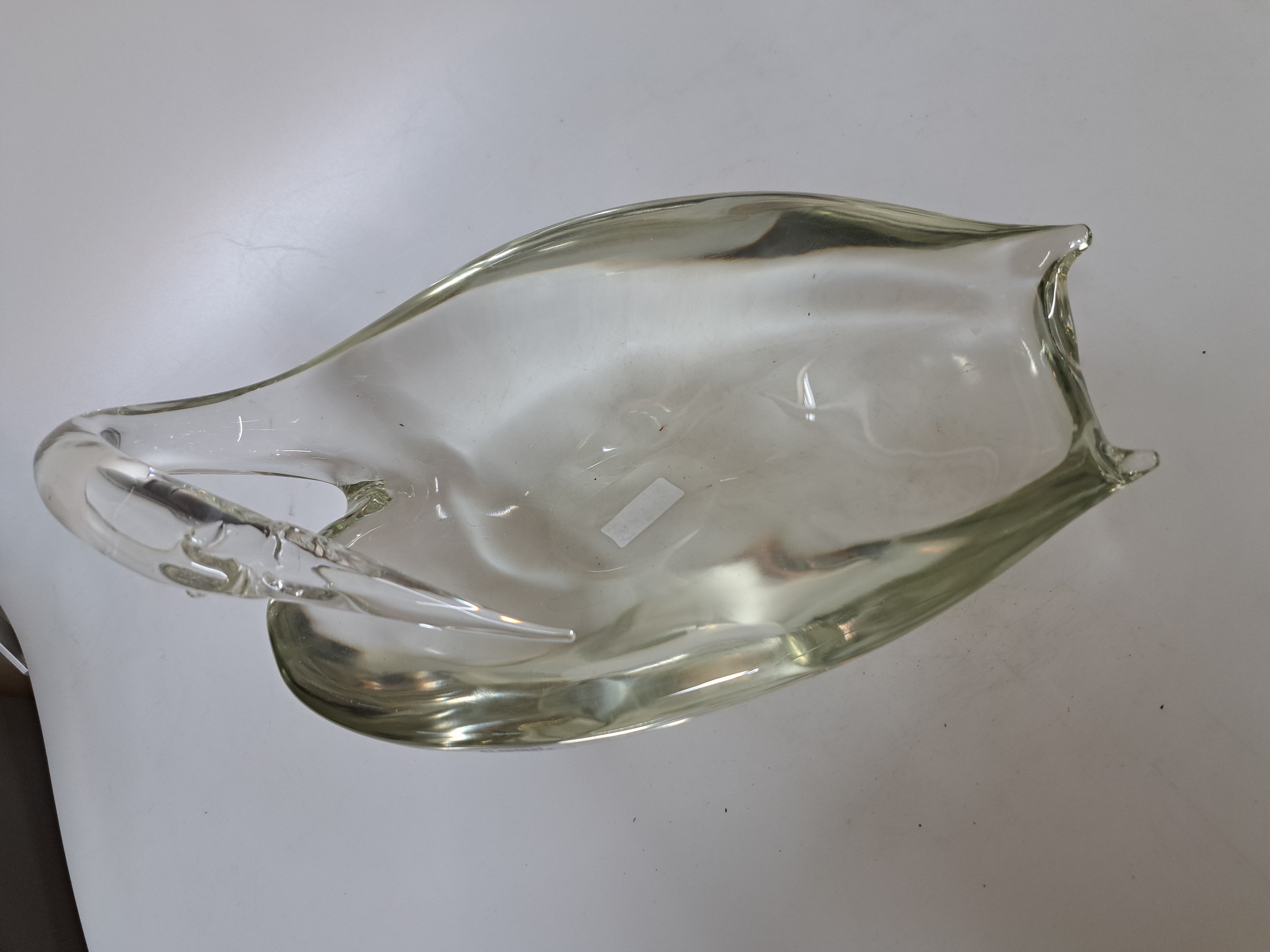Detail d: Glasschale in Form eines Kranichs, Cenedese, Murano, 2.Hälfte 20.Jh., farbloses Glas, mundgeblasen und modelliert, rückwärts gewandter sitzender ...