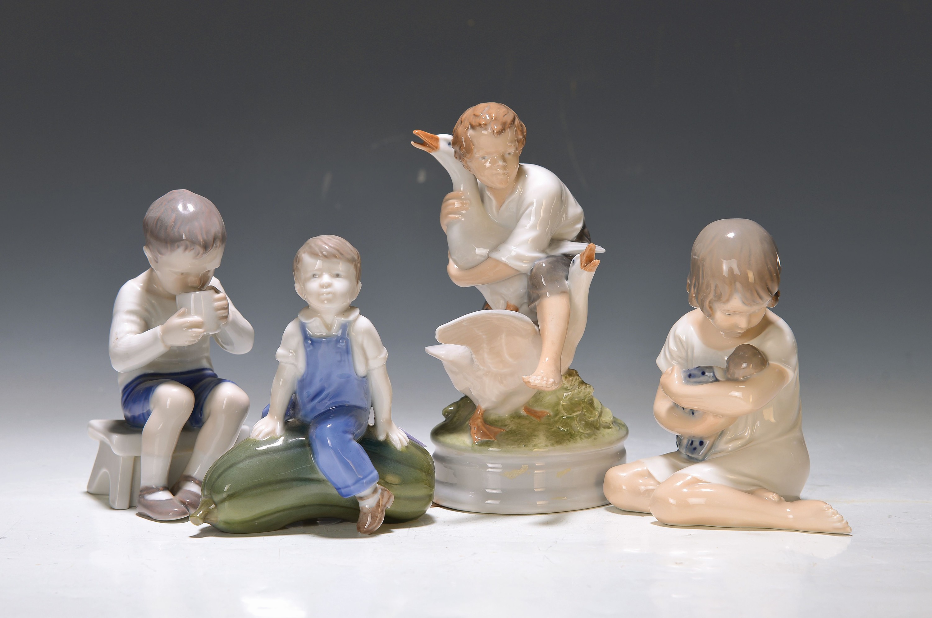 4 Kinderfiguren, Royal Copenhagen, 20.Jh., Porzellan, farbig bemalt, Gurkenreiter von Nissen Nr. 4539 H. 12 cm; Mädchen mit Puppe von Bonfils Nr. ...