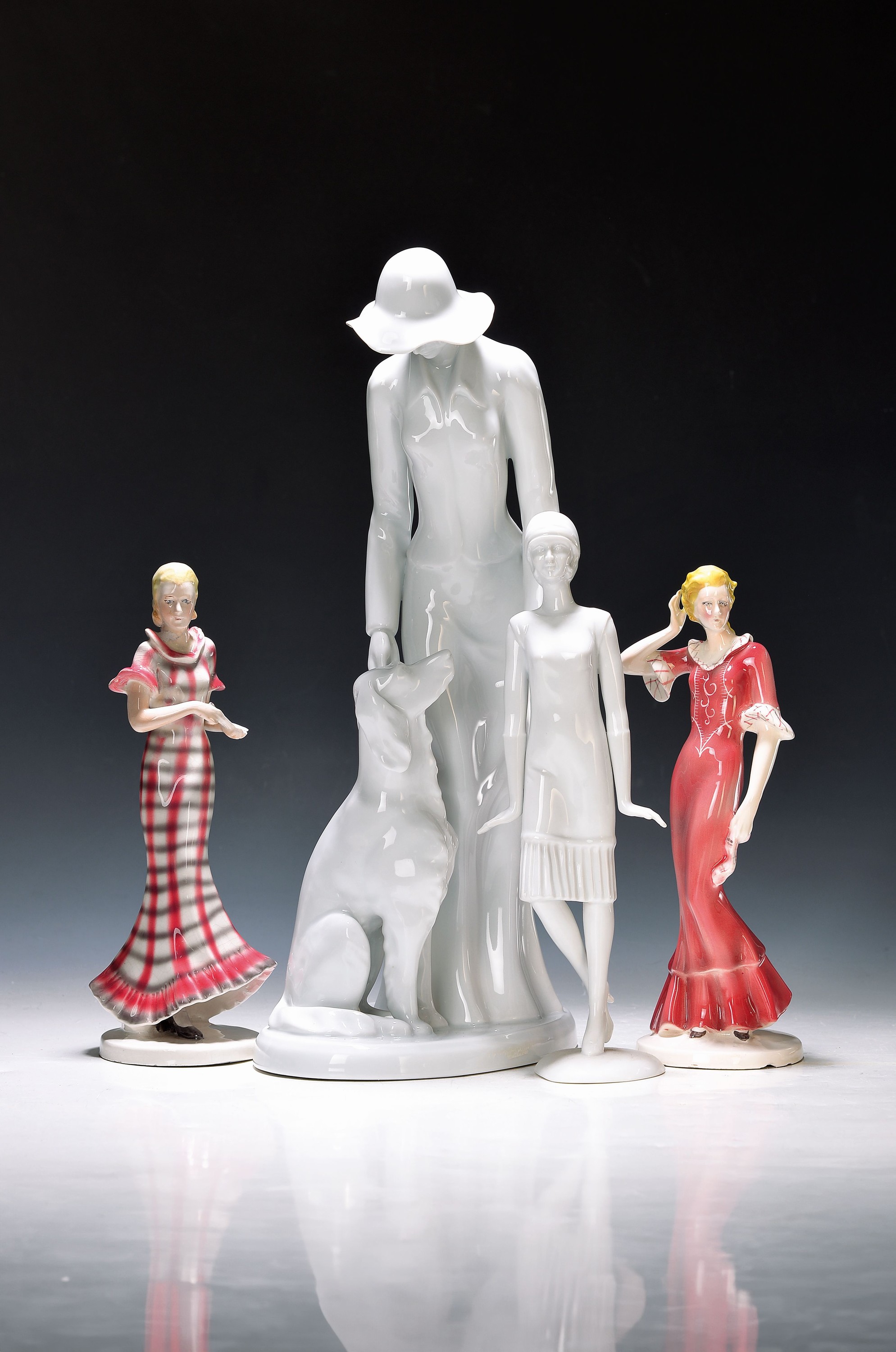 4 Frauenfiguren im Stile der Roaring Twenties, 20.Jh., u.a. Cortendorf und Hollohaza, Porzellan, z.T. bemalt, 2 Cortendorf-Figuren bestoßen, H. ...