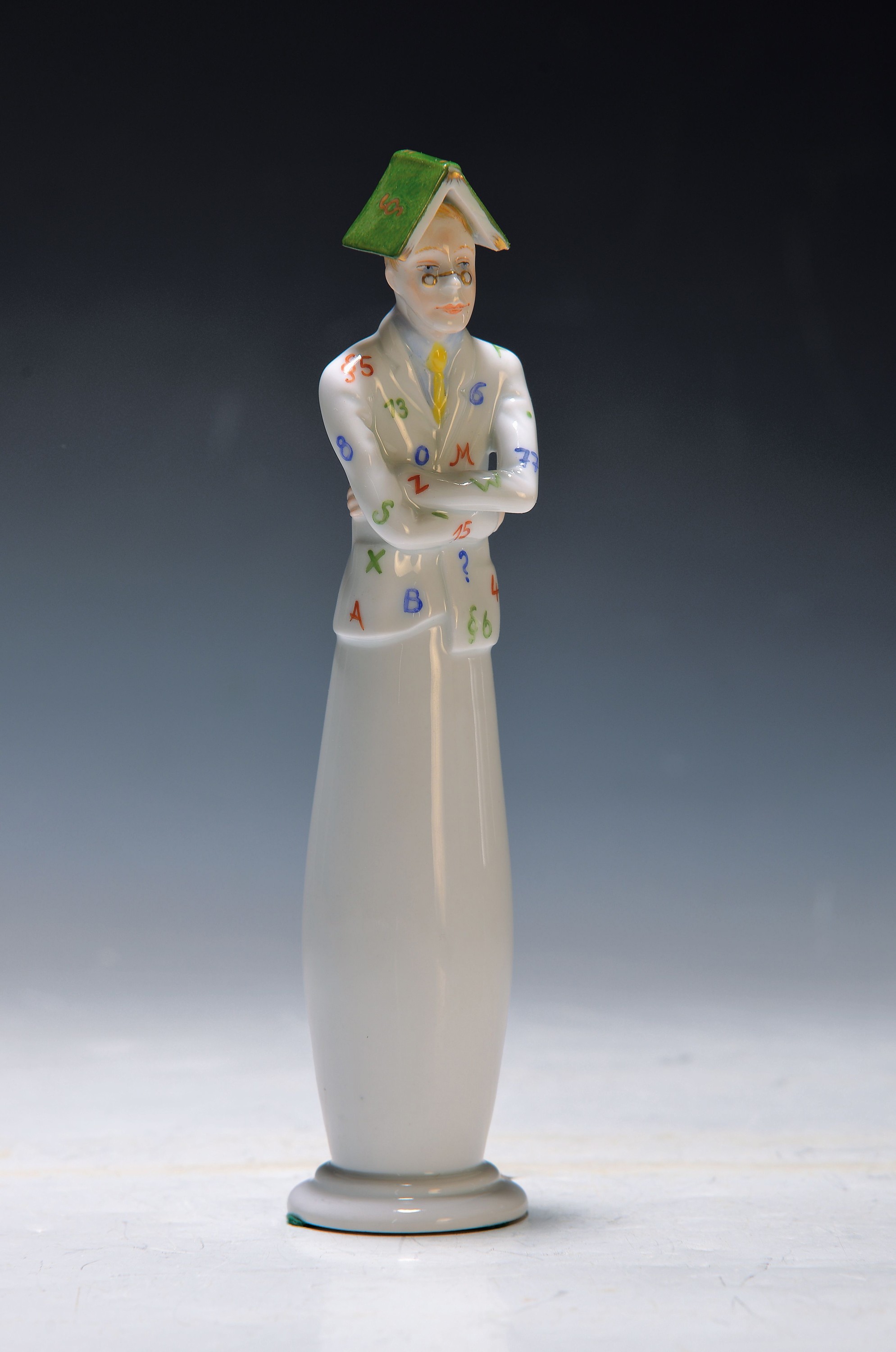 Porzellanfigur, Entw. Kati Zorn, Aelteste Volkstedt, 21.Jh., Porzellan, handbemalt, Bücherwurm, H. 18 cm, mit orig. Karton