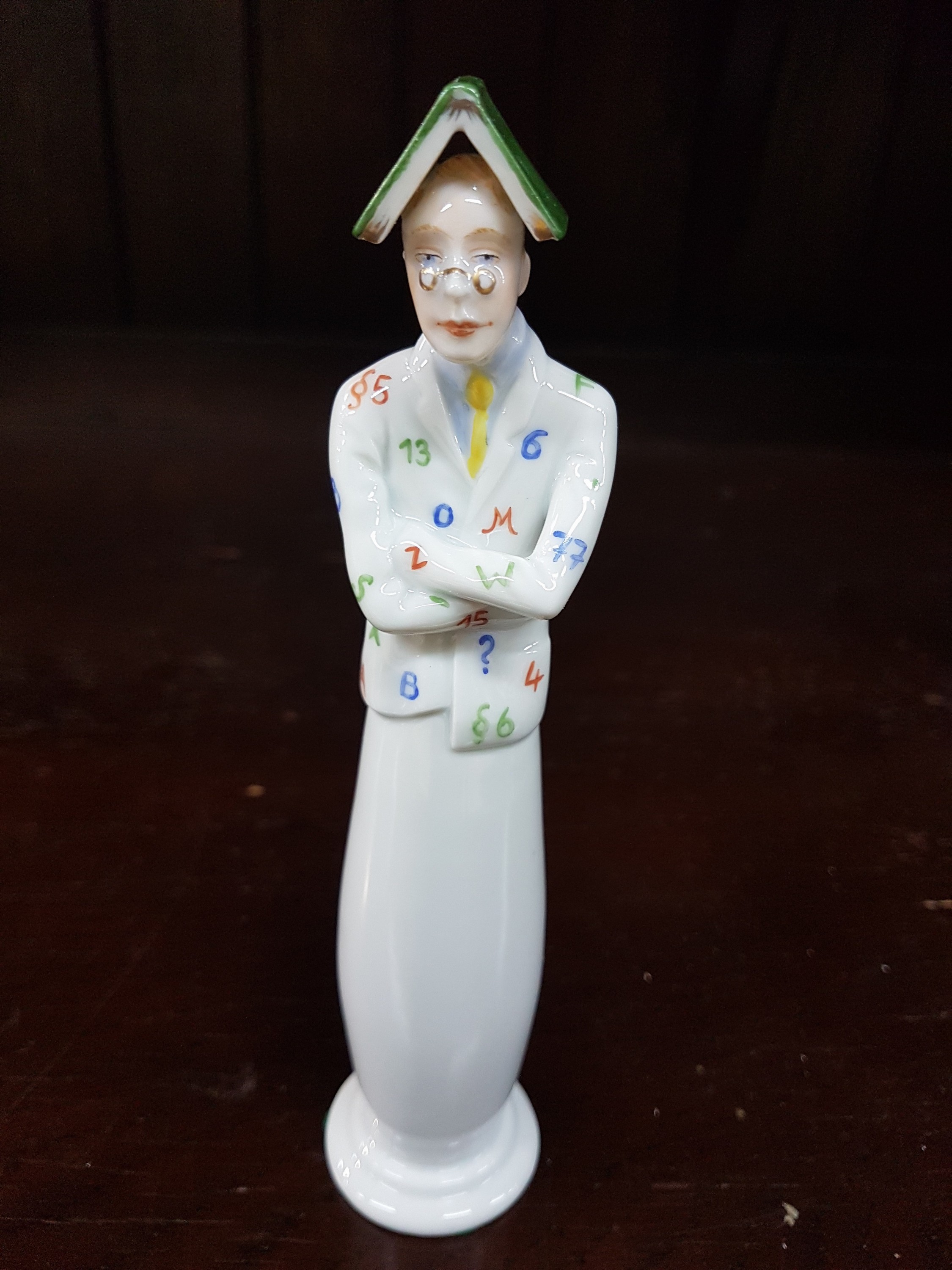 Detail a: Porzellanfigur, Entw. Kati Zorn, Aelteste Volkstedt, 21.Jh., Porzellan, handbemalt, Bücherwurm, H. 18 cm, mit orig. Karton