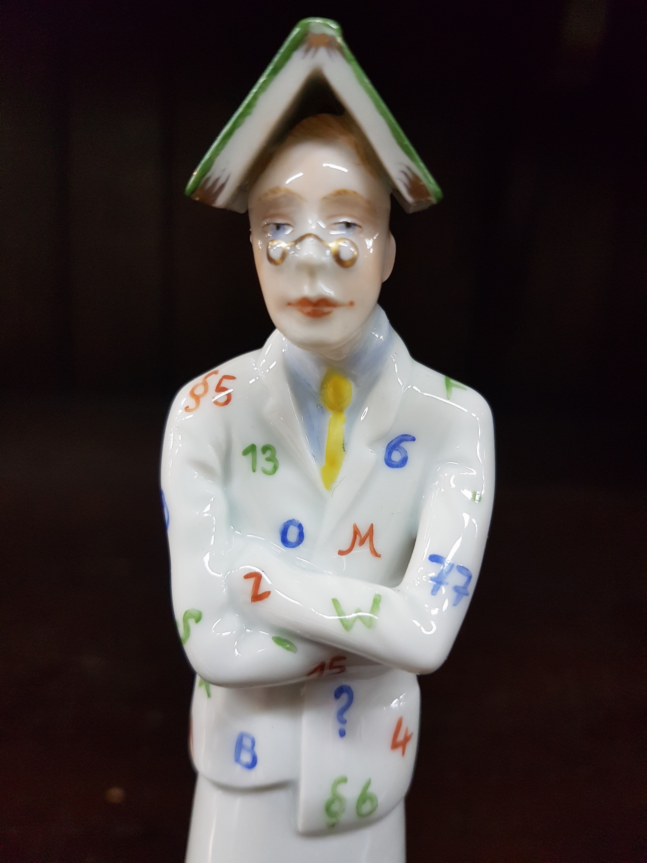 Detail b: Porzellanfigur, Entw. Kati Zorn, Aelteste Volkstedt, 21.Jh., Porzellan, handbemalt, Bücherwurm, H. 18 cm, mit orig. Karton