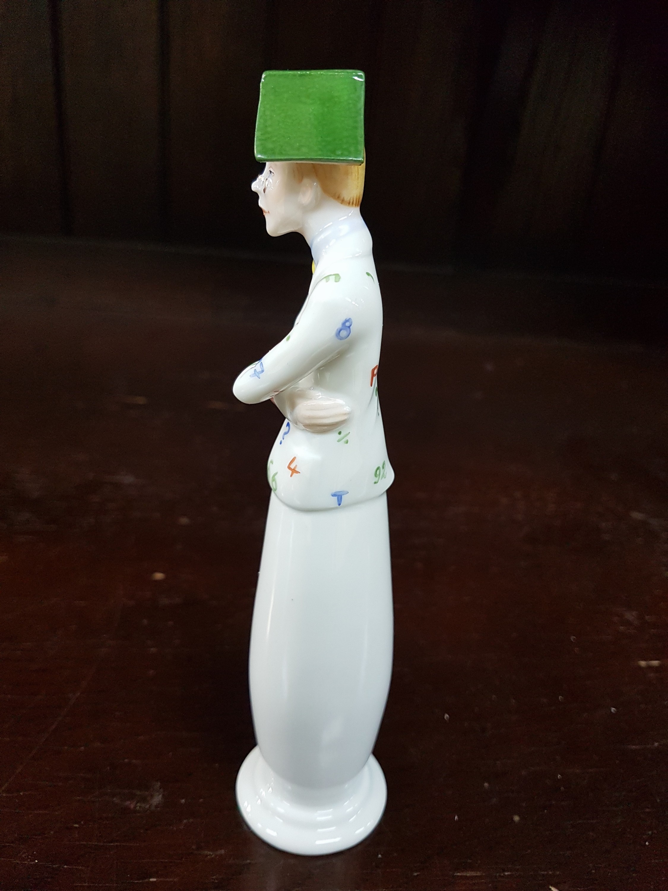 Detail c: Porzellanfigur, Entw. Kati Zorn, Aelteste Volkstedt, 21.Jh., Porzellan, handbemalt, Bücherwurm, H. 18 cm, mit orig. Karton