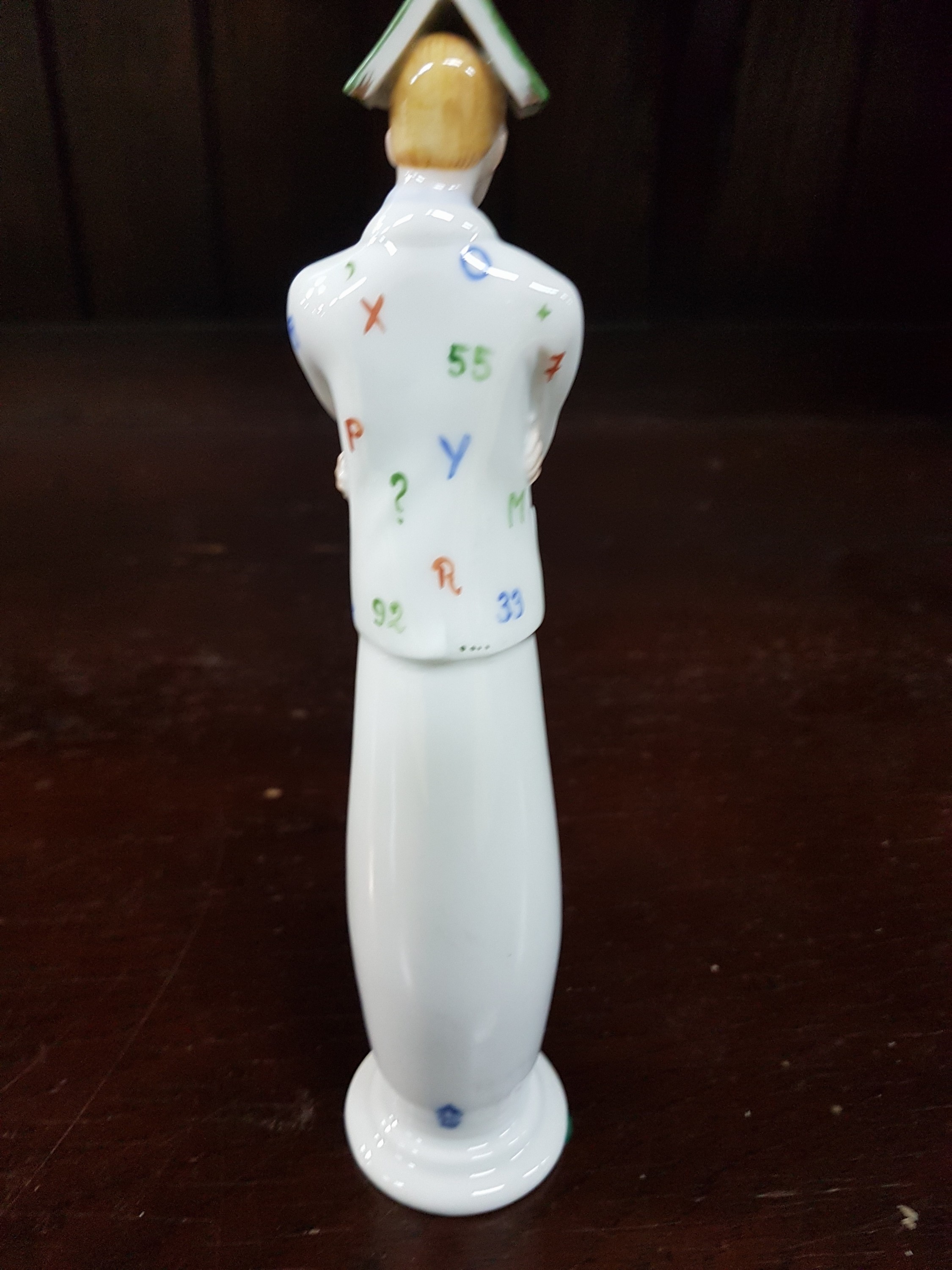 Detail d: Porzellanfigur, Entw. Kati Zorn, Aelteste Volkstedt, 21.Jh., Porzellan, handbemalt, Bücherwurm, H. 18 cm, mit orig. Karton