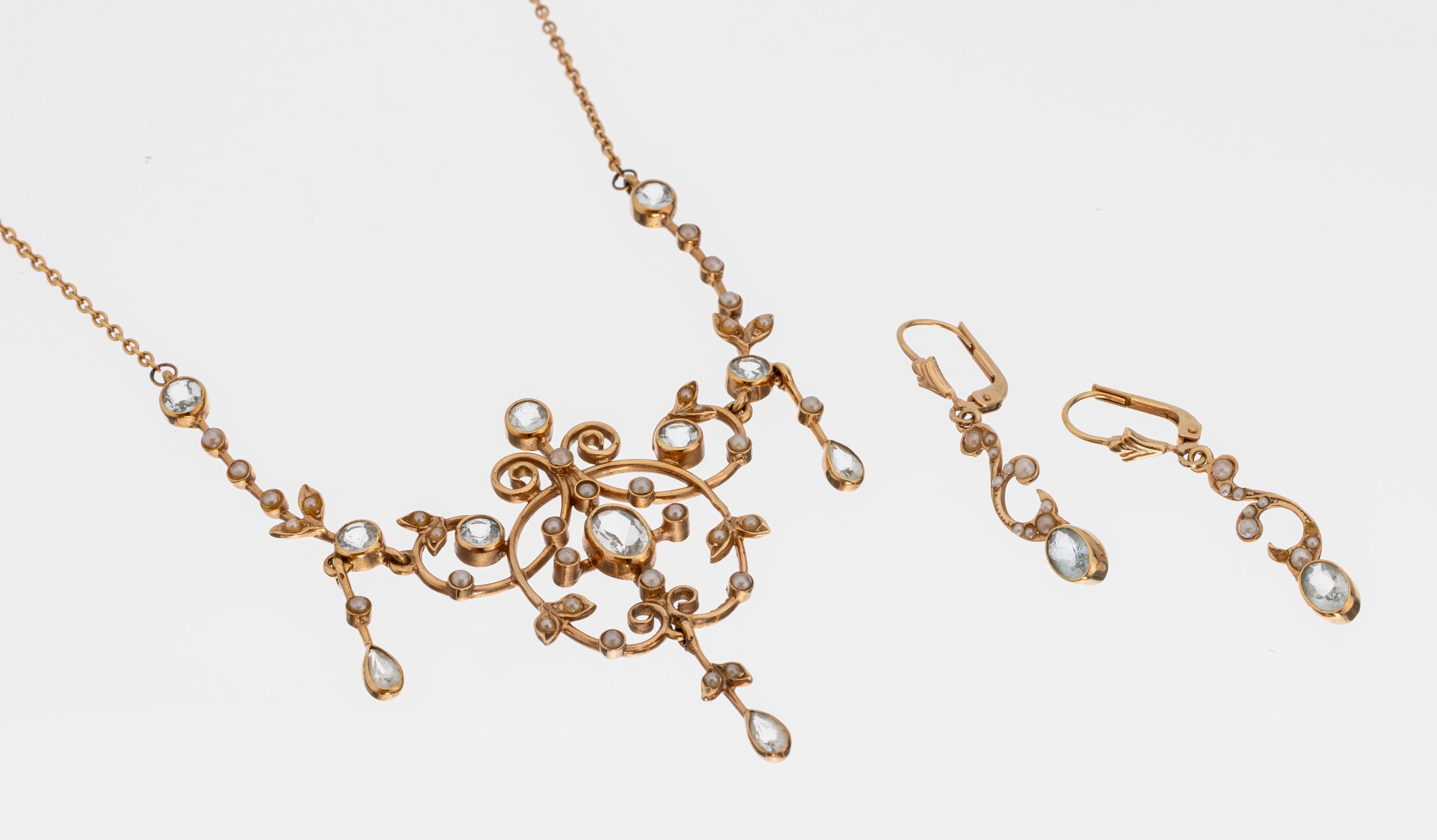 14 kt Gold Schmuckset, in der Art von 1890/1900, RoseG 585/000, best. aus: Collier und Paar Ohrgehänge besetzt mit facett. aquamarinfarb. Synthesen ...