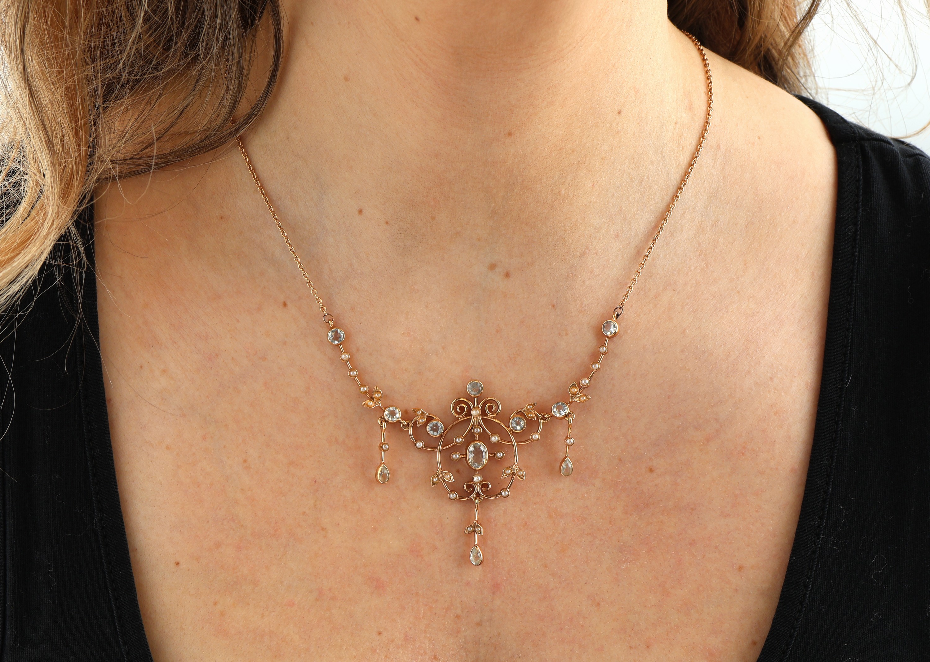 Detail b: 14 kt Gold Schmuckset, in der Art von 1890/1900, RoseG 585/000, best. aus: Collier und Paar Ohrgehänge besetzt mit facett. aquamarinfarb. Synthesen ...