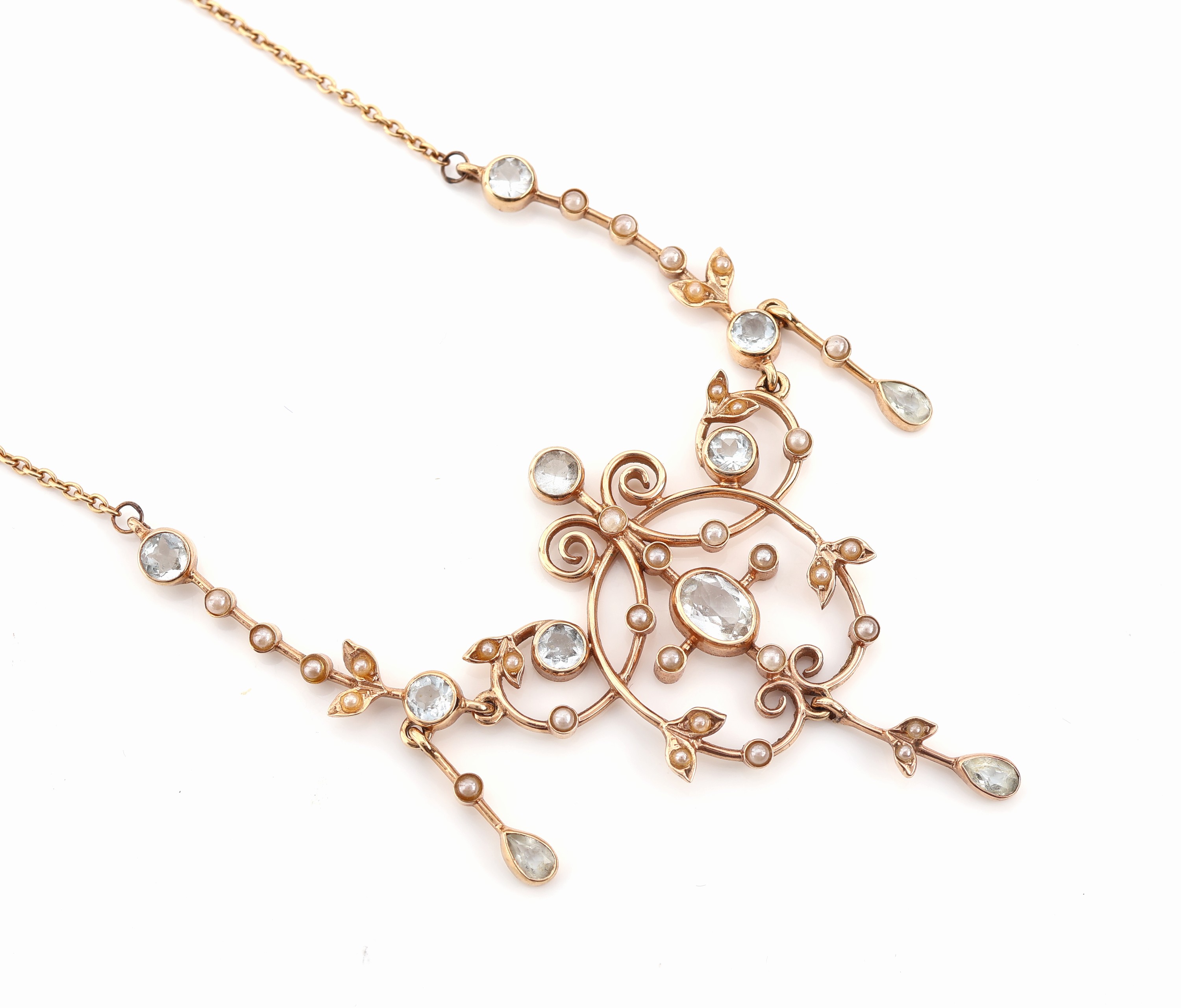 Detail c: 14 kt Gold Schmuckset, in der Art von 1890/1900, RoseG 585/000, best. aus: Collier und Paar Ohrgehänge besetzt mit facett. aquamarinfarb. Synthesen ...