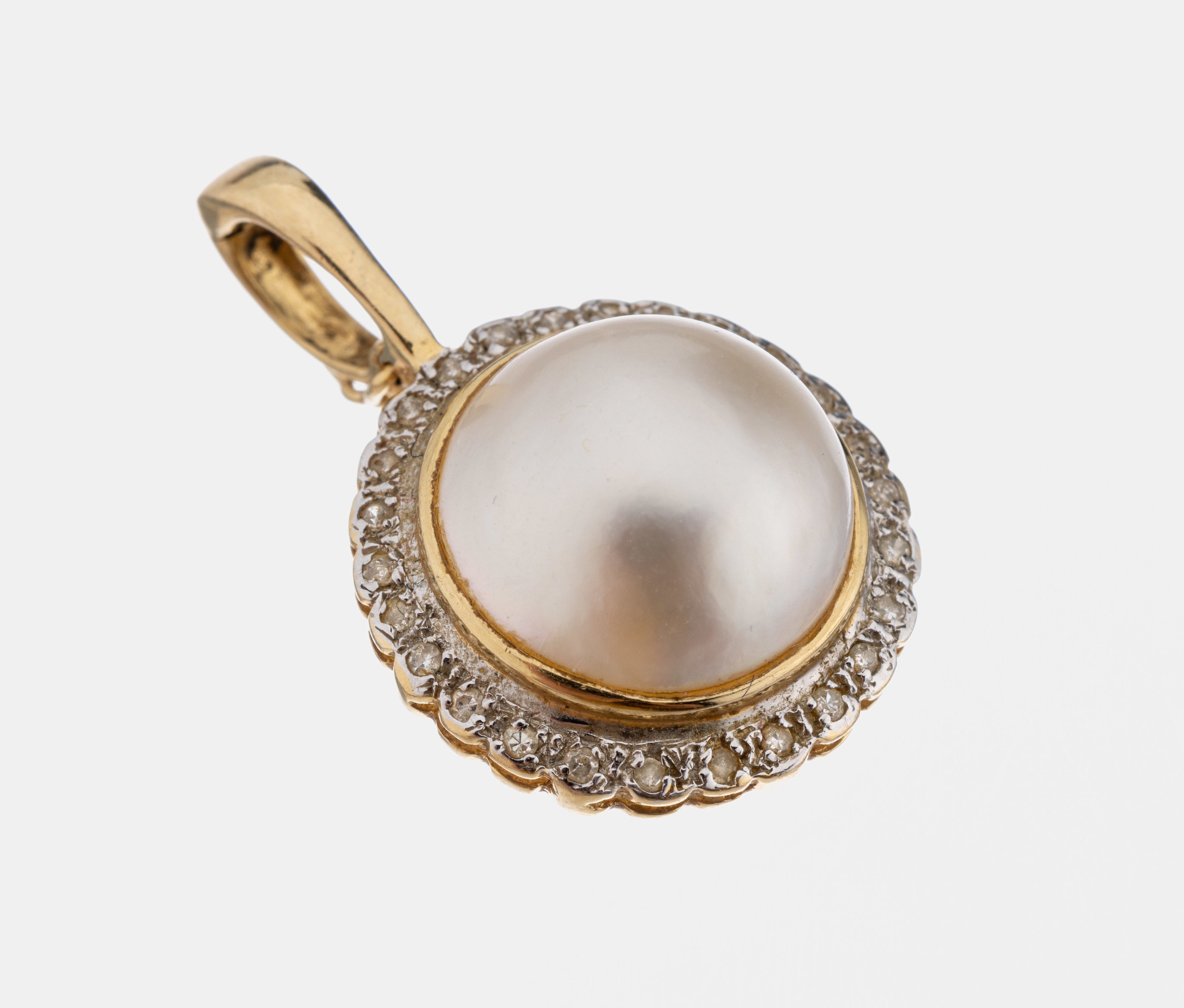 14 kt Gold Mabeperl-Clipanhänger, GG 585/000, mittig Mabeperle D. ca. 14 mm umgebenvon kl. Diamanten in WG gefasst, ca. 4 g, L. ca. 3 cm