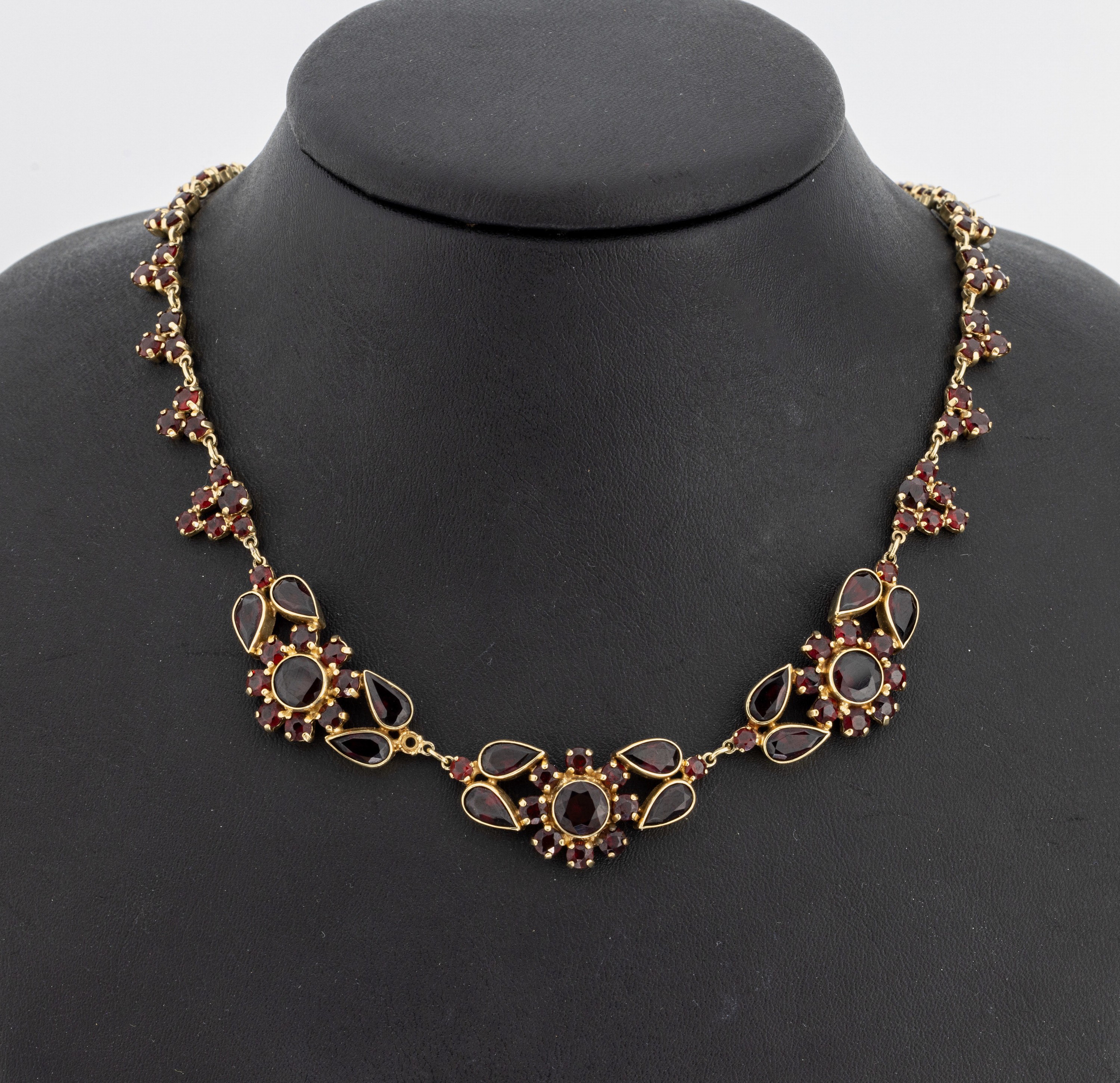 14 kt Gold Granat-Collier, GG 585/000, facett. Granate in versch. Formen und Größen, 1 Stein fehlt, L. ca. 45 cm, Federring- schließe, ca. 28.7 g