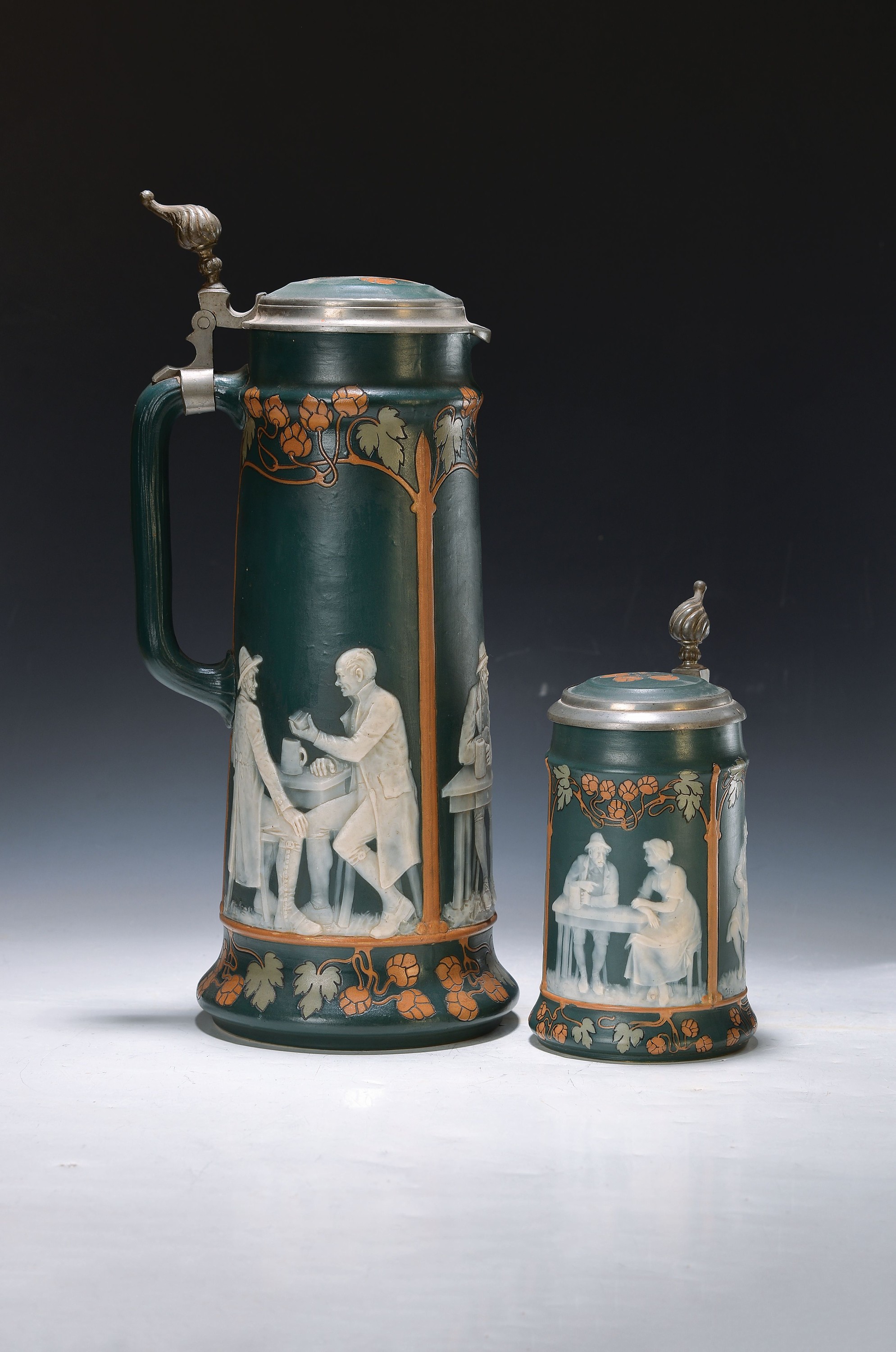 Übergroßer und kleiner Bierhumpen, Villeroy & Boch Mettlach, um 1900, Modellnr. 2773 und 2755 Feinsteinzeug, gründer Fond, Hopfendekor im Duktus ...