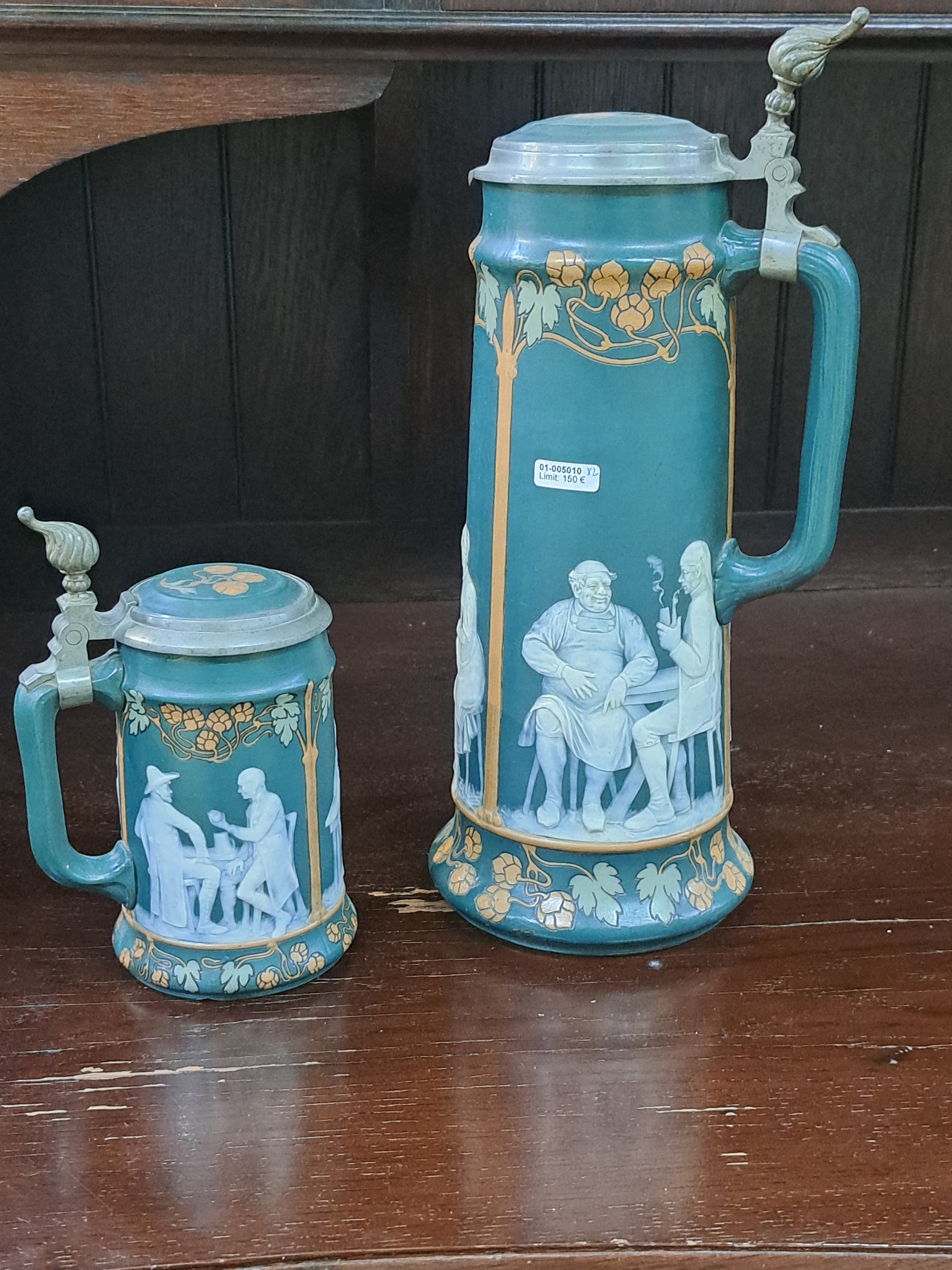 Detail a: Übergroßer und kleiner Bierhumpen, Villeroy & Boch Mettlach, um 1900, Modellnr. 2773 und 2755 Feinsteinzeug, gründer Fond, Hopfendekor im Duktus ...