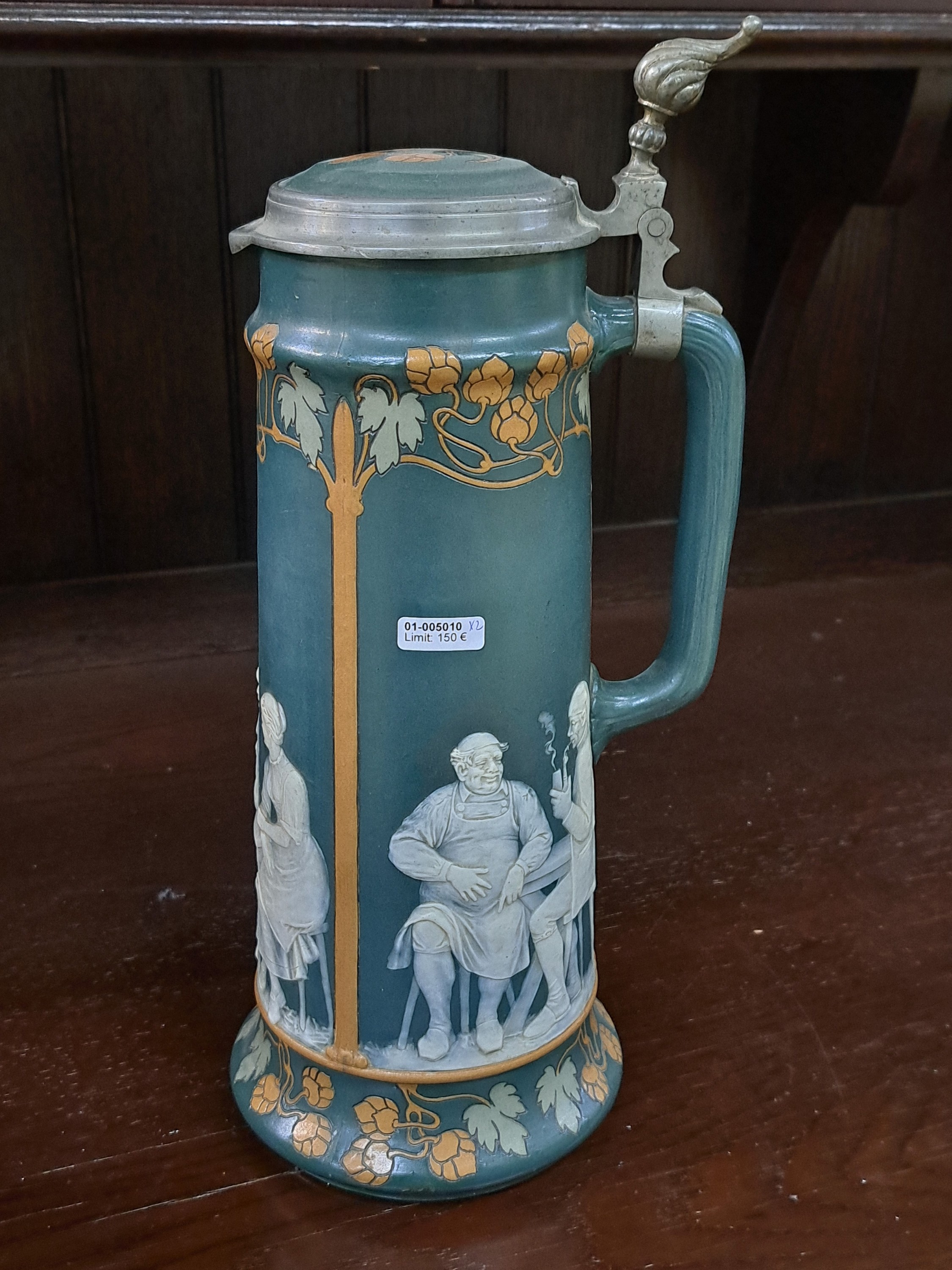 Detail b: Übergroßer und kleiner Bierhumpen, Villeroy & Boch Mettlach, um 1900, Modellnr. 2773 und 2755 Feinsteinzeug, gründer Fond, Hopfendekor im Duktus ...