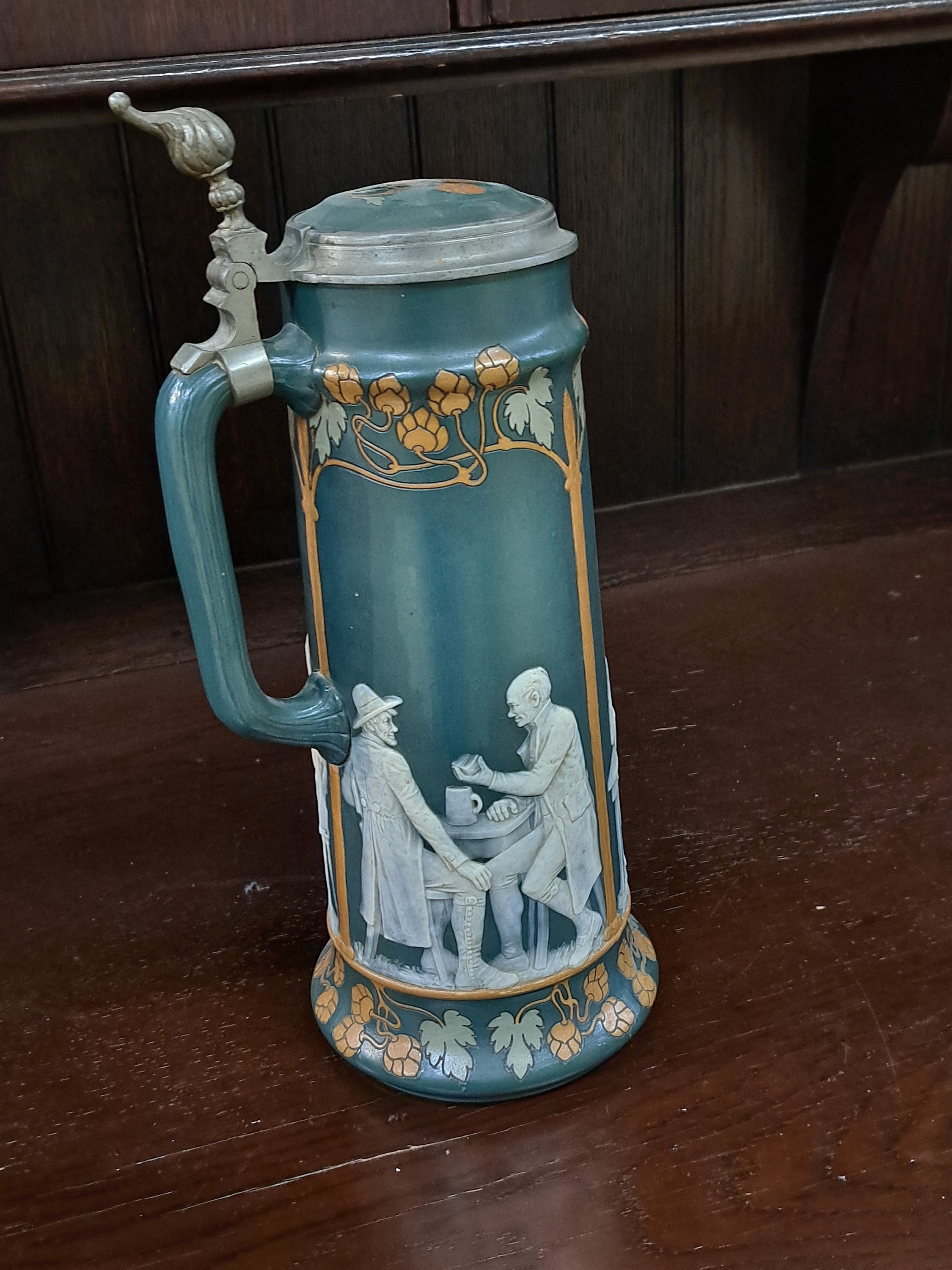 Detail c: Übergroßer und kleiner Bierhumpen, Villeroy & Boch Mettlach, um 1900, Modellnr. 2773 und 2755 Feinsteinzeug, gründer Fond, Hopfendekor im Duktus ...