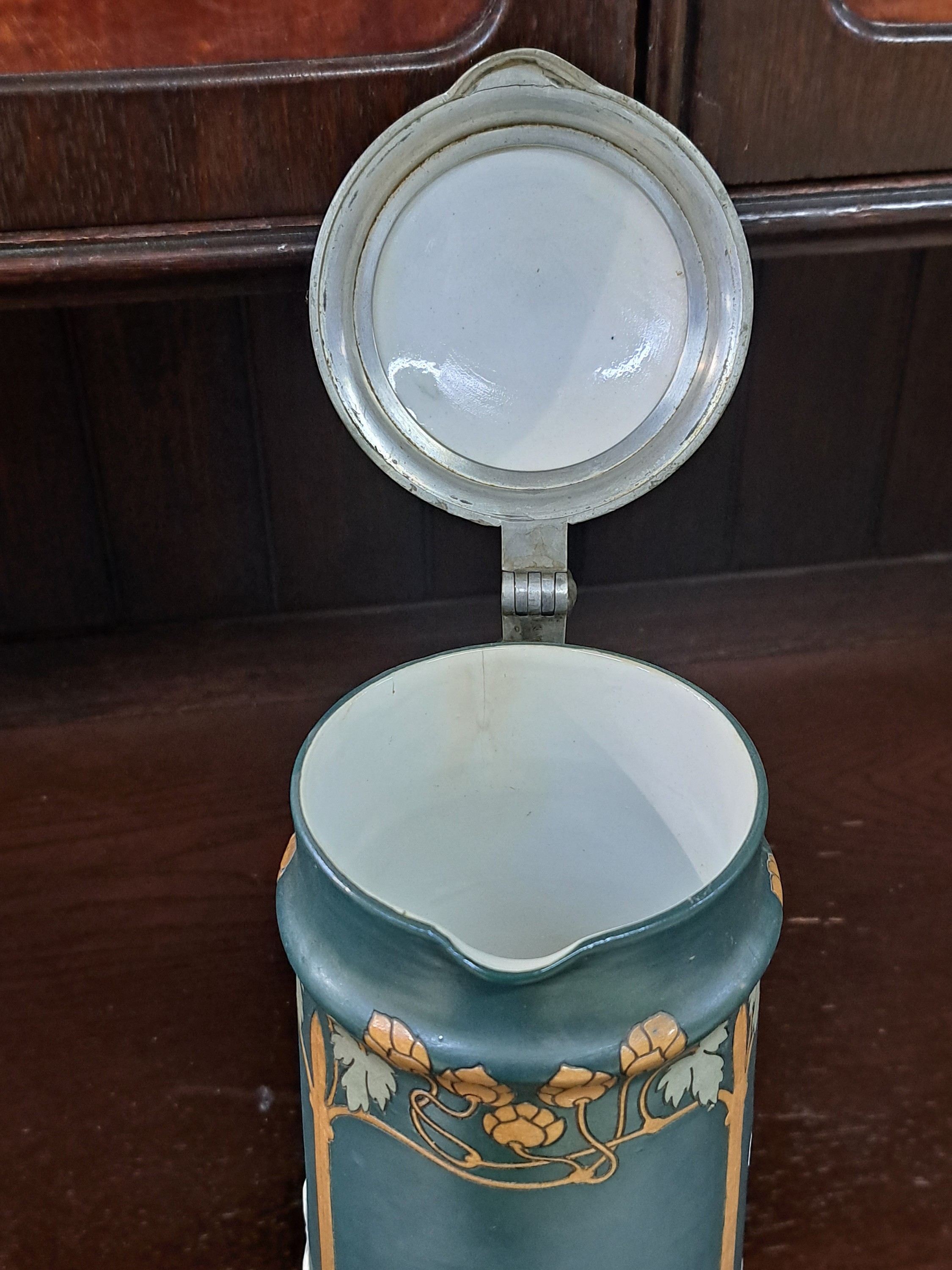 Detail d: Übergroßer und kleiner Bierhumpen, Villeroy & Boch Mettlach, um 1900, Modellnr. 2773 und 2755 Feinsteinzeug, gründer Fond, Hopfendekor im Duktus ...