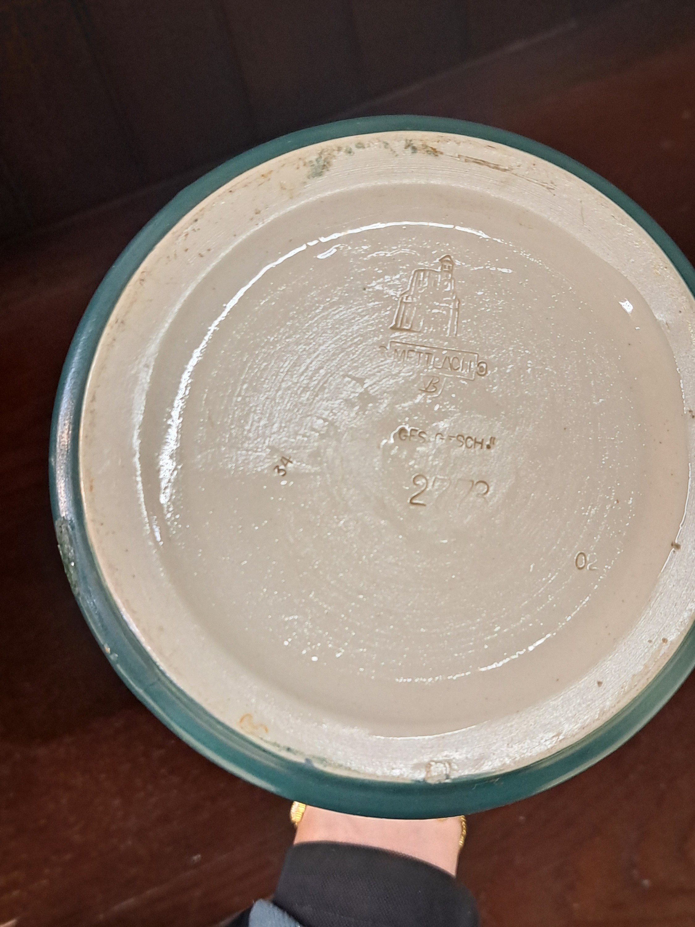 Detail e: Übergroßer und kleiner Bierhumpen, Villeroy & Boch Mettlach, um 1900, Modellnr. 2773 und 2755 Feinsteinzeug, gründer Fond, Hopfendekor im Duktus ...