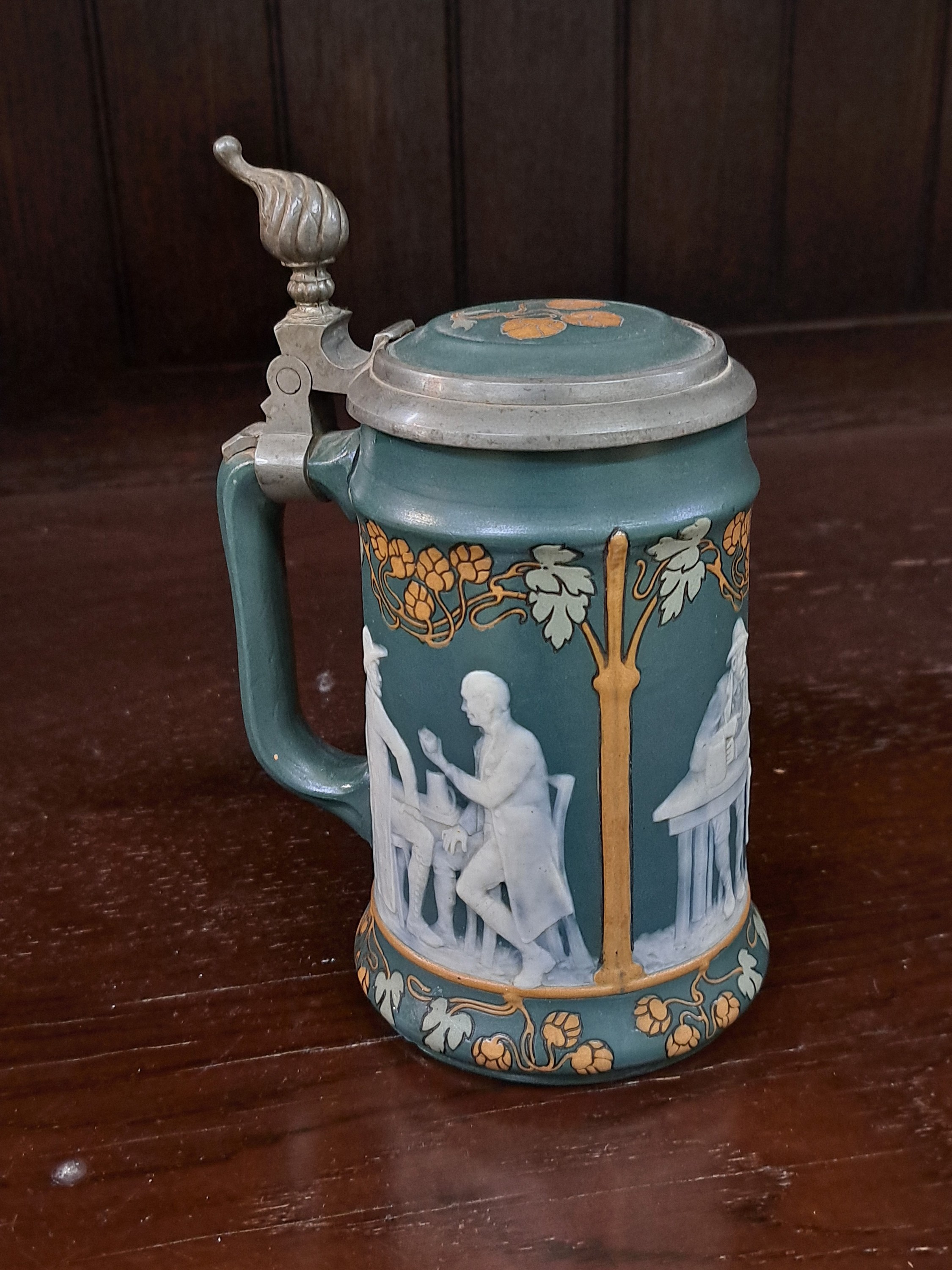 Detail f: Übergroßer und kleiner Bierhumpen, Villeroy & Boch Mettlach, um 1900, Modellnr. 2773 und 2755 Feinsteinzeug, gründer Fond, Hopfendekor im Duktus ...