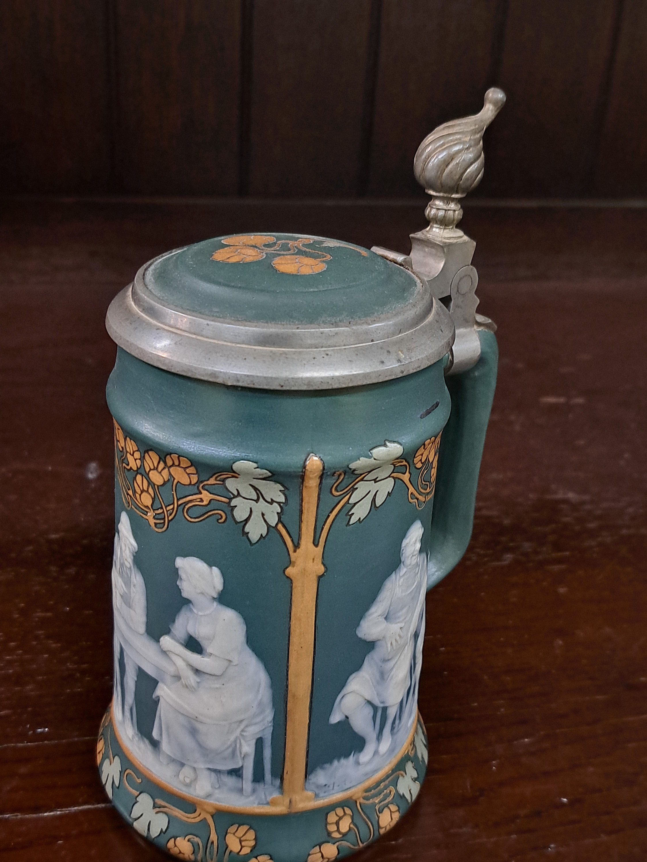 Detail g: Übergroßer und kleiner Bierhumpen, Villeroy & Boch Mettlach, um 1900, Modellnr. 2773 und 2755 Feinsteinzeug, gründer Fond, Hopfendekor im Duktus ...