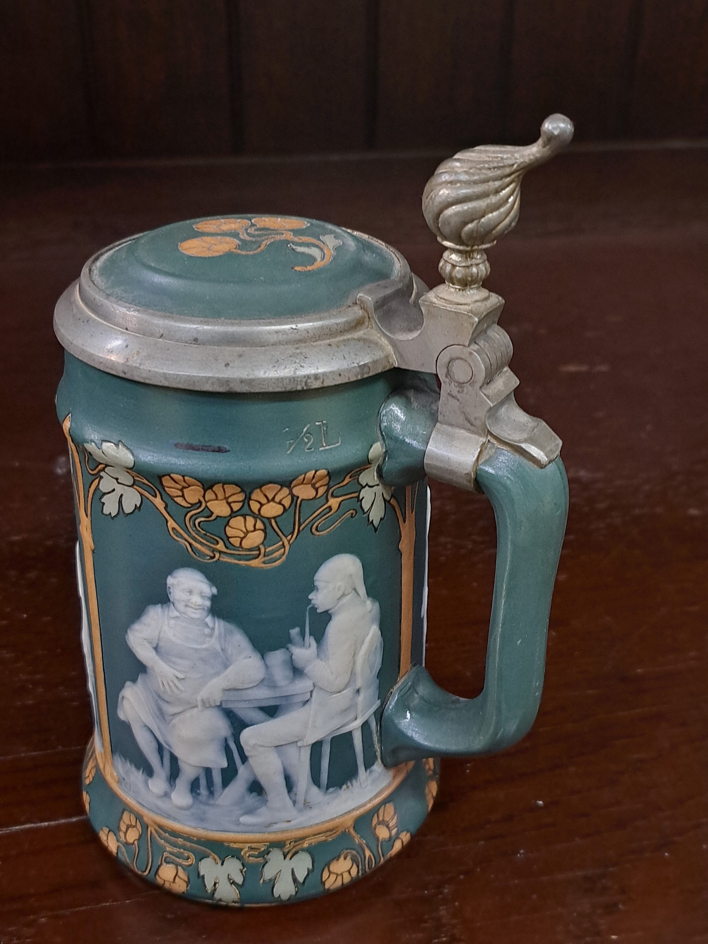 Detail h: Übergroßer und kleiner Bierhumpen, Villeroy & Boch Mettlach, um 1900, Modellnr. 2773 und 2755 Feinsteinzeug, gründer Fond, Hopfendekor im Duktus ...