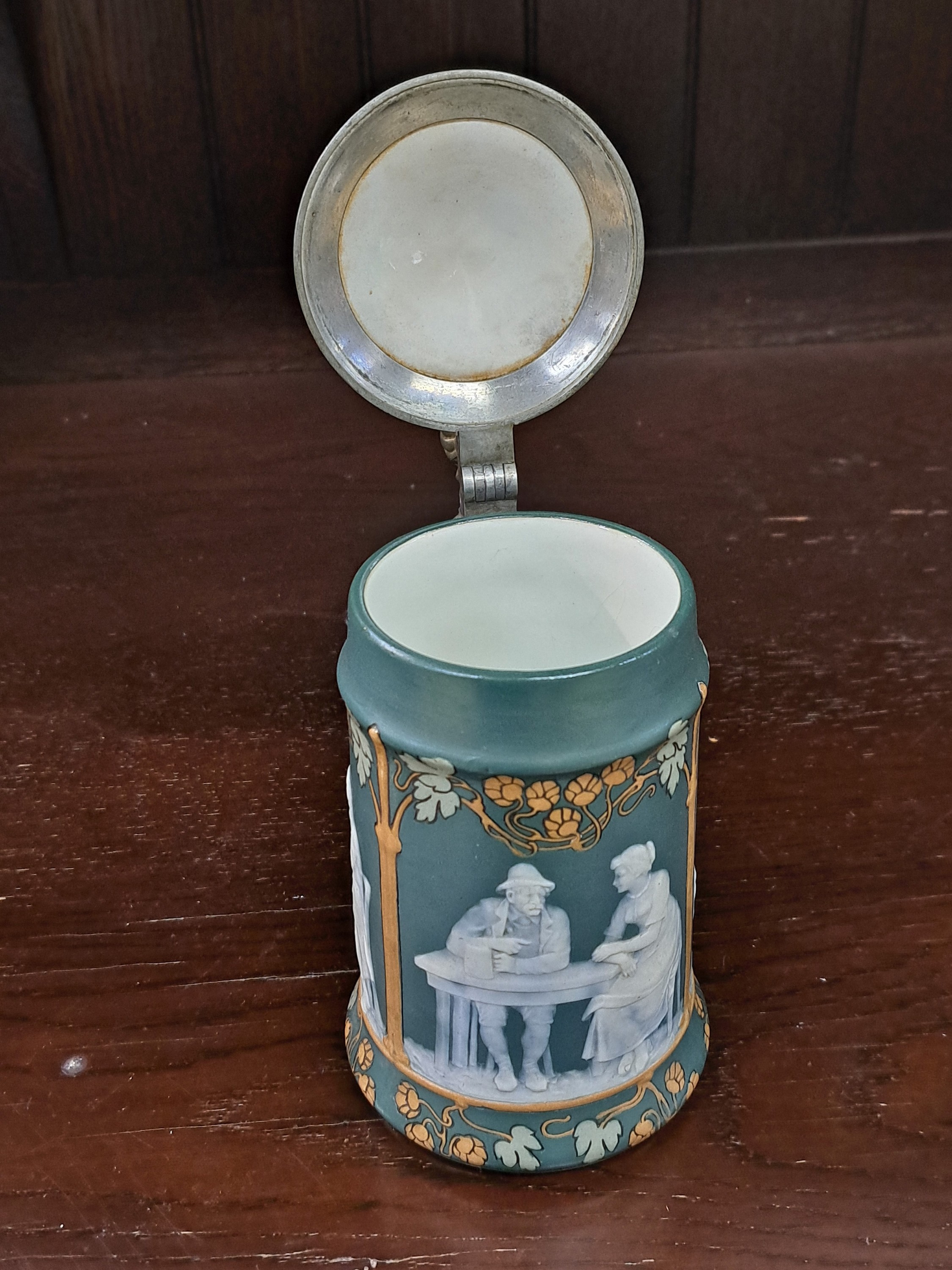 Detail i: Übergroßer und kleiner Bierhumpen, Villeroy & Boch Mettlach, um 1900, Modellnr. 2773 und 2755 Feinsteinzeug, gründer Fond, Hopfendekor im Duktus ...
