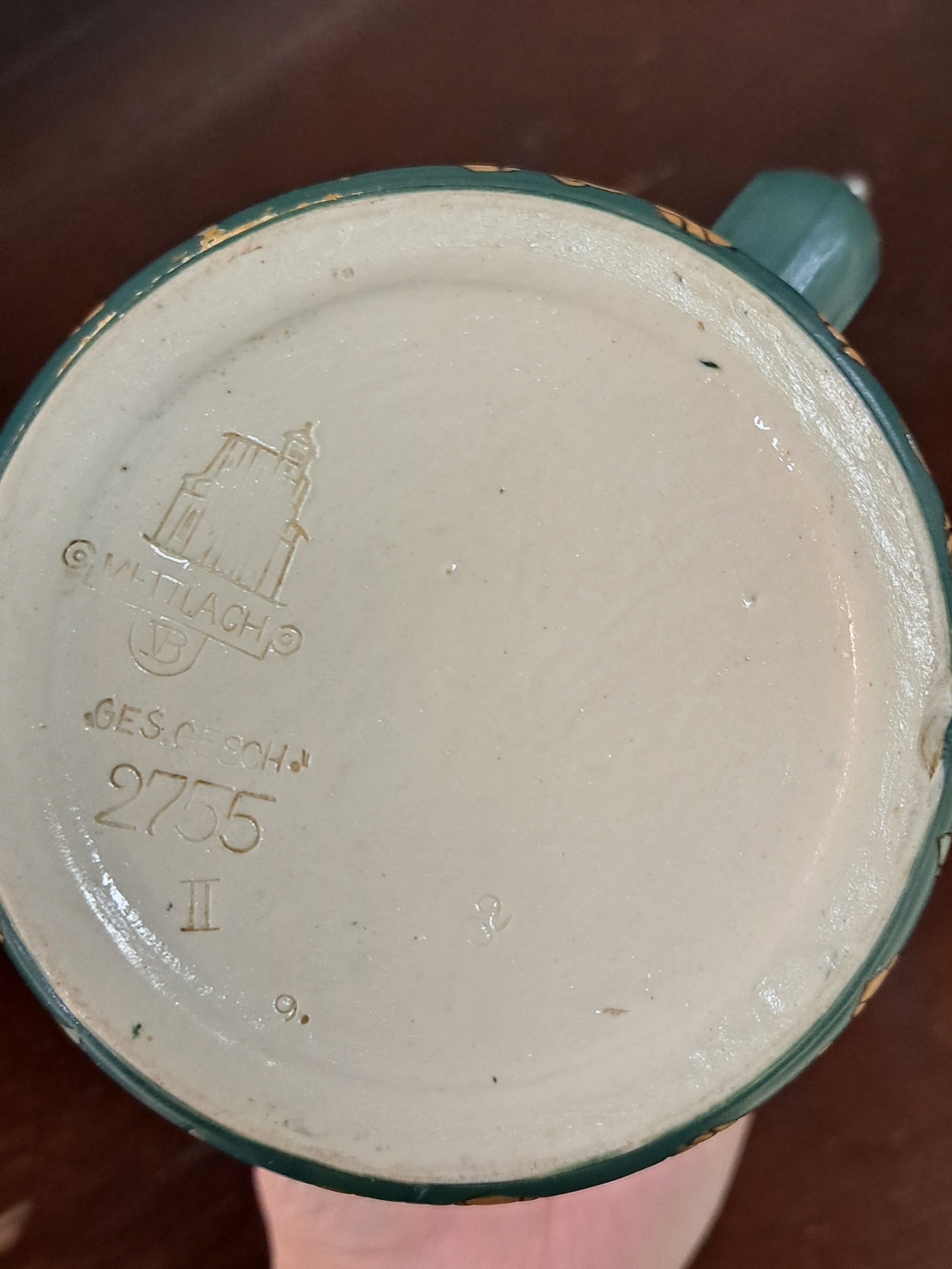 Detail j: Übergroßer und kleiner Bierhumpen, Villeroy & Boch Mettlach, um 1900, Modellnr. 2773 und 2755 Feinsteinzeug, gründer Fond, Hopfendekor im Duktus ...