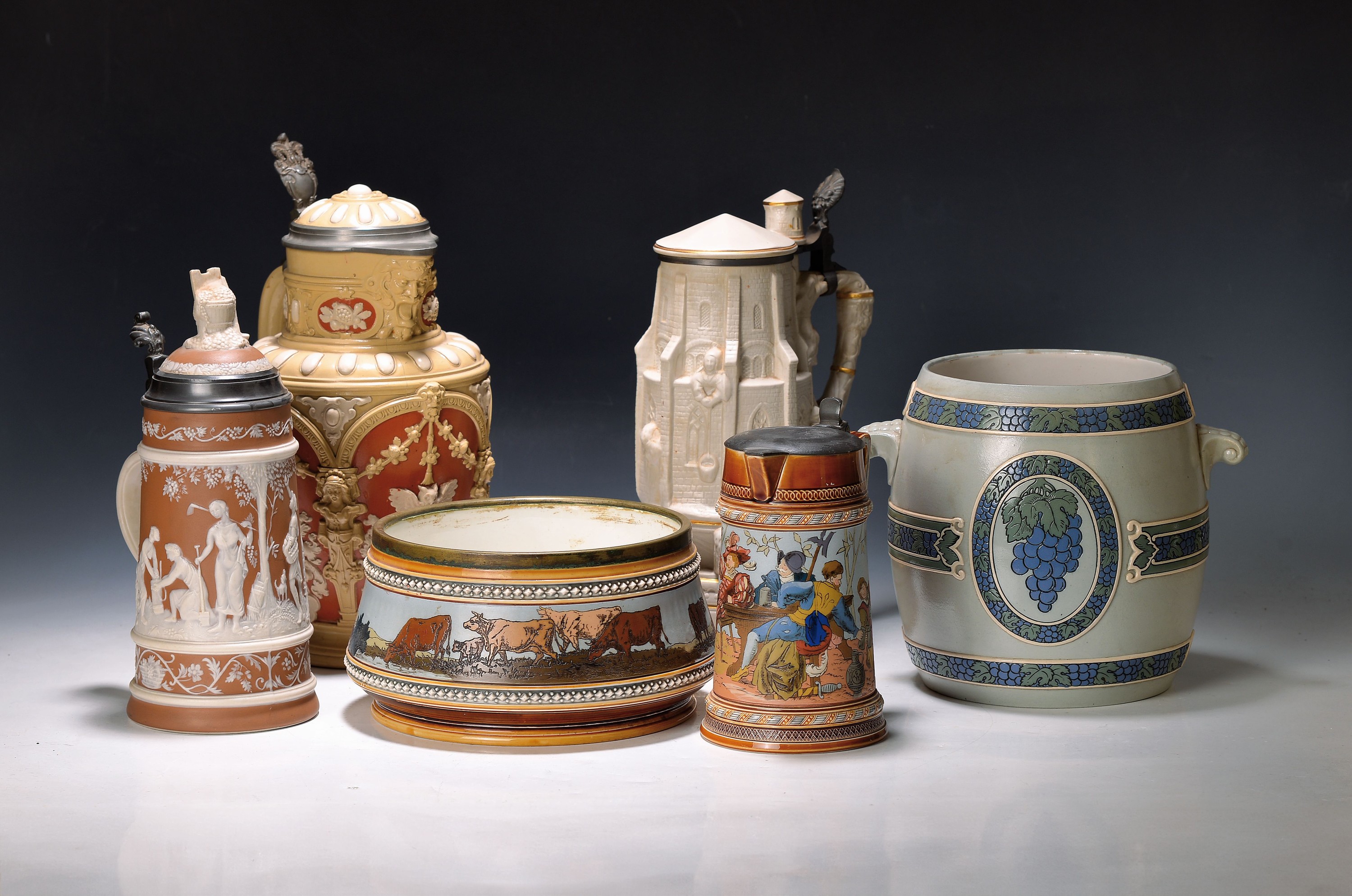 4 Bierkannen, Bowlegefäß, Übertopf, Villeroy & Boch, Mettlach, 20.Jh., Bierkanne Nr. 2076, H. 34 cm; Bowlegegefäß ohne Deckel mit Weinlaubdekor ...