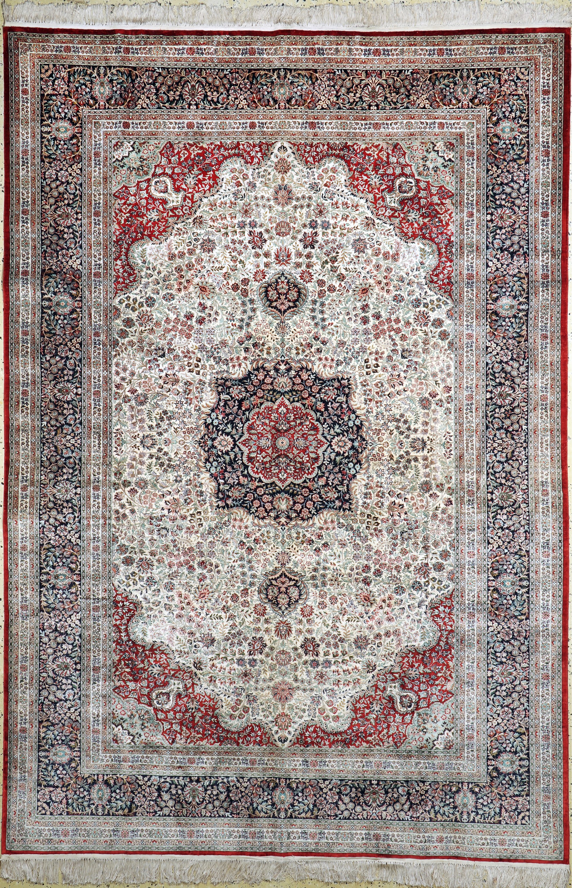Hereke Seide fein, China, Mitte 20.Jhd., reine Naturseide, ca. 275 x 188 cm, ca. 1,0 Mio. Kn/qm, EHZ: 1-2