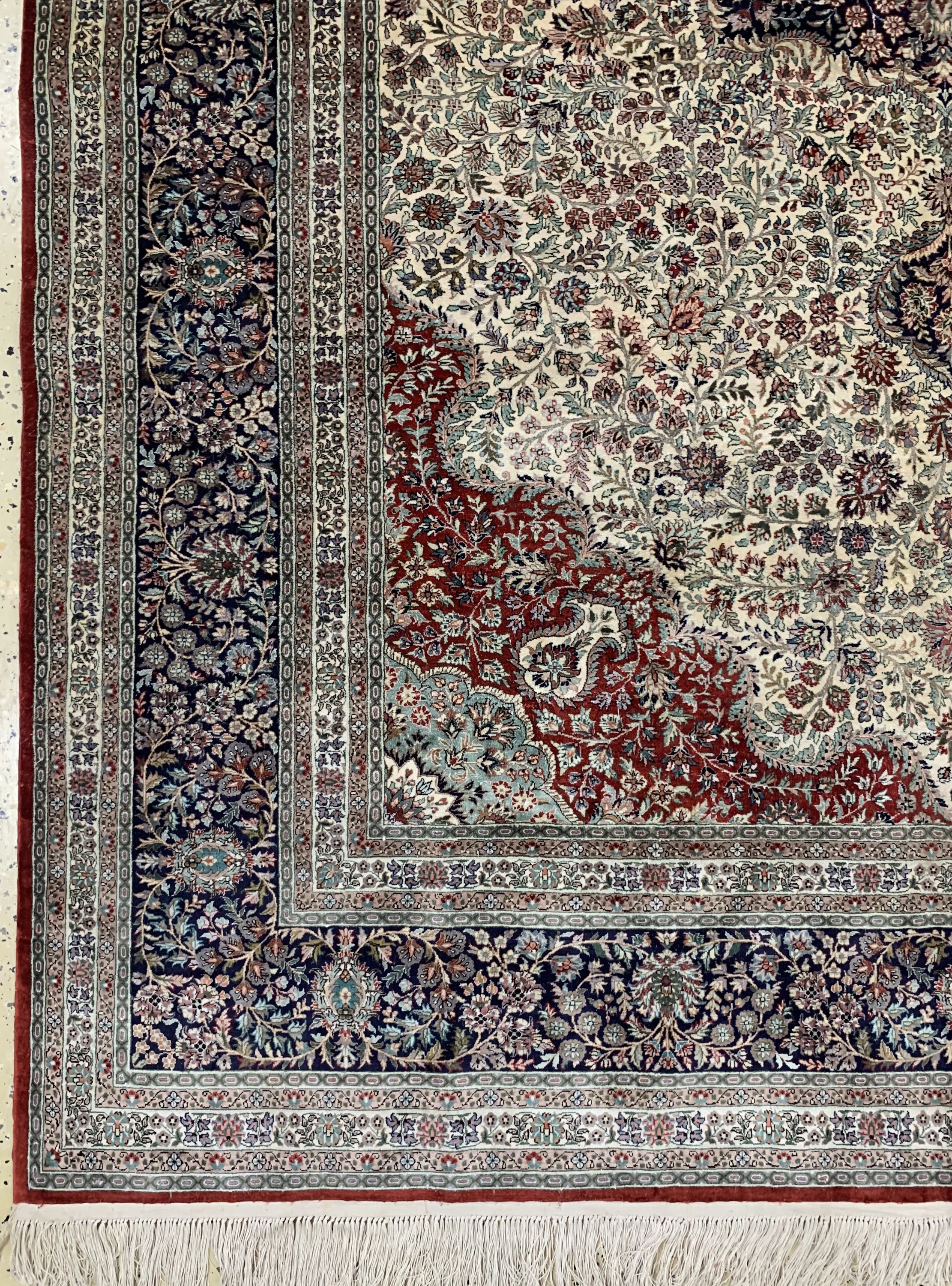 Detail b: Hereke Seide fein, China, Mitte 20.Jhd., reine Naturseide, ca. 275 x 188 cm, ca. 1,0 Mio. Kn/qm, EHZ: 1-2
