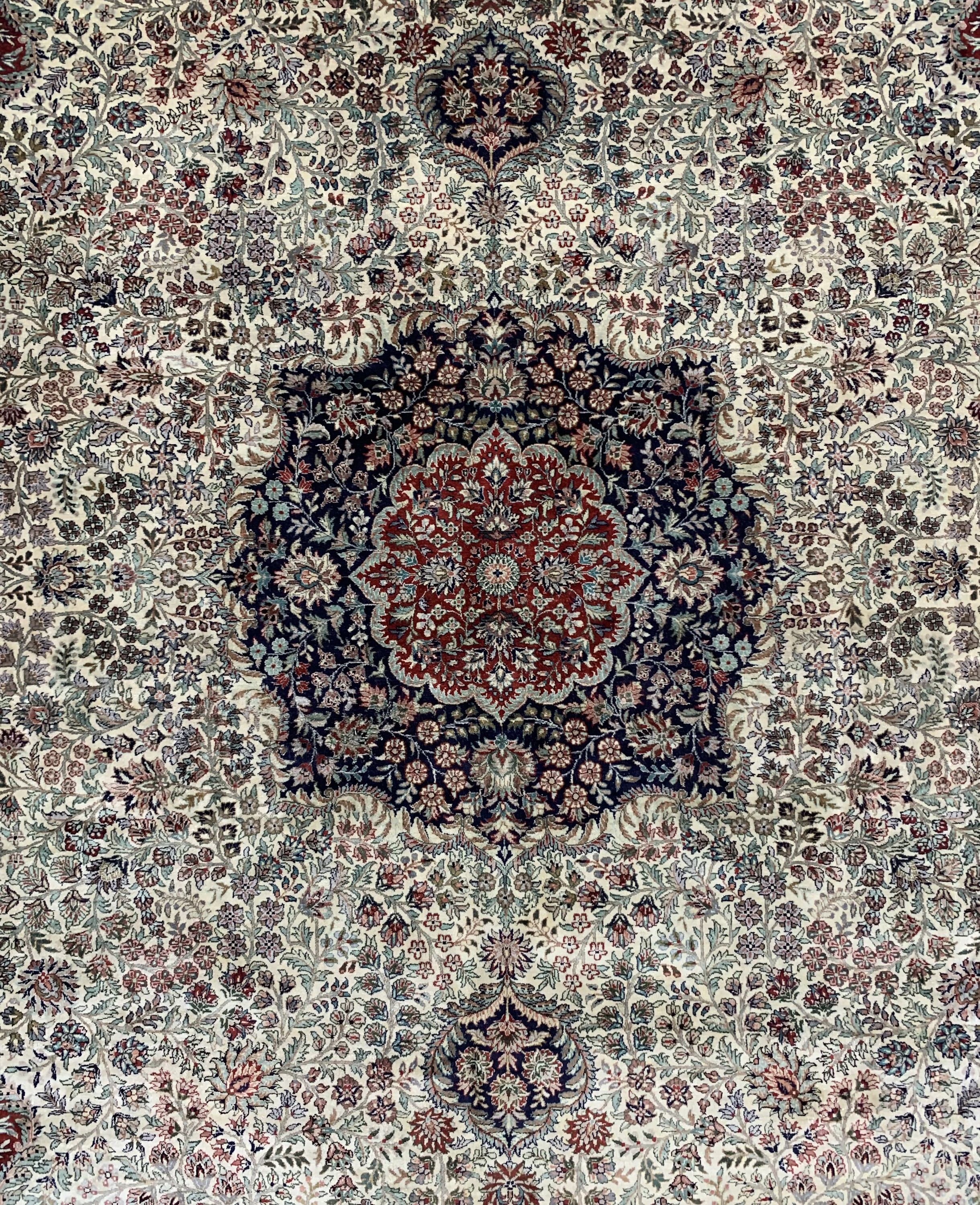 Detail c: Hereke Seide fein, China, Mitte 20.Jhd., reine Naturseide, ca. 275 x 188 cm, ca. 1,0 Mio. Kn/qm, EHZ: 1-2