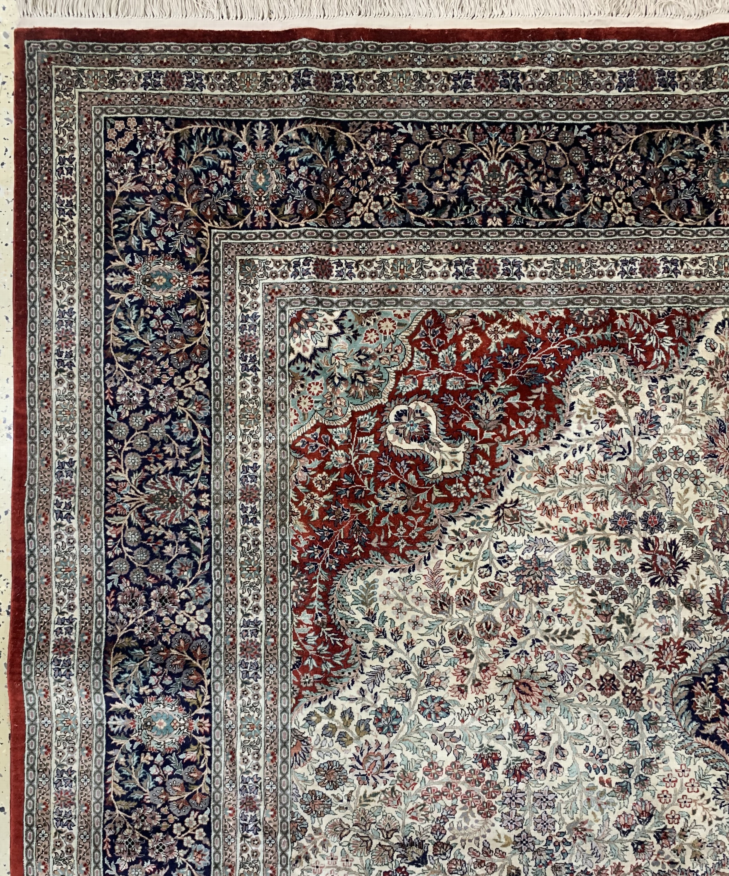 Detail d: Hereke Seide fein, China, Mitte 20.Jhd., reine Naturseide, ca. 275 x 188 cm, ca. 1,0 Mio. Kn/qm, EHZ: 1-2