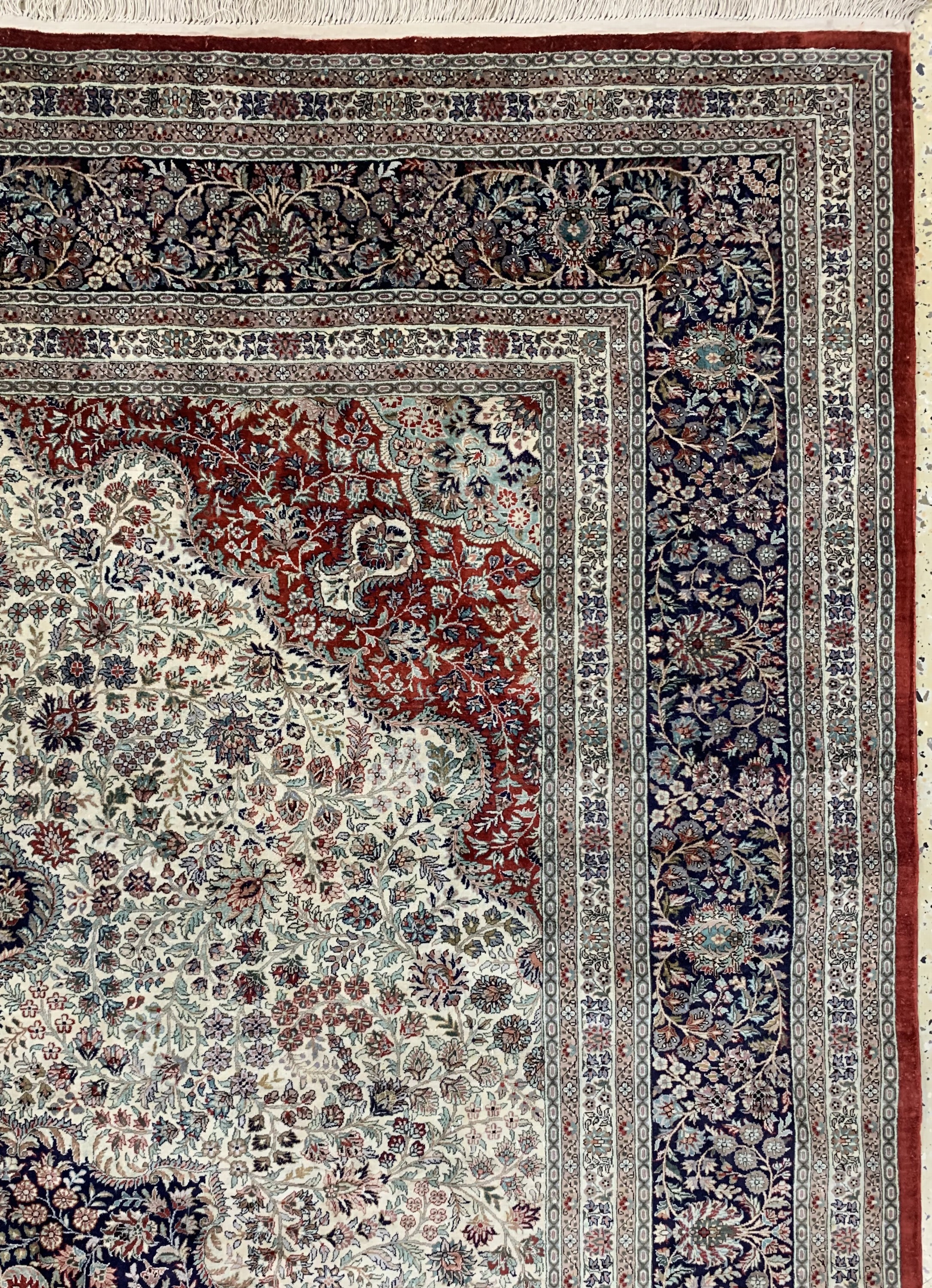 Detail e: Hereke Seide fein, China, Mitte 20.Jhd., reine Naturseide, ca. 275 x 188 cm, ca. 1,0 Mio. Kn/qm, EHZ: 1-2