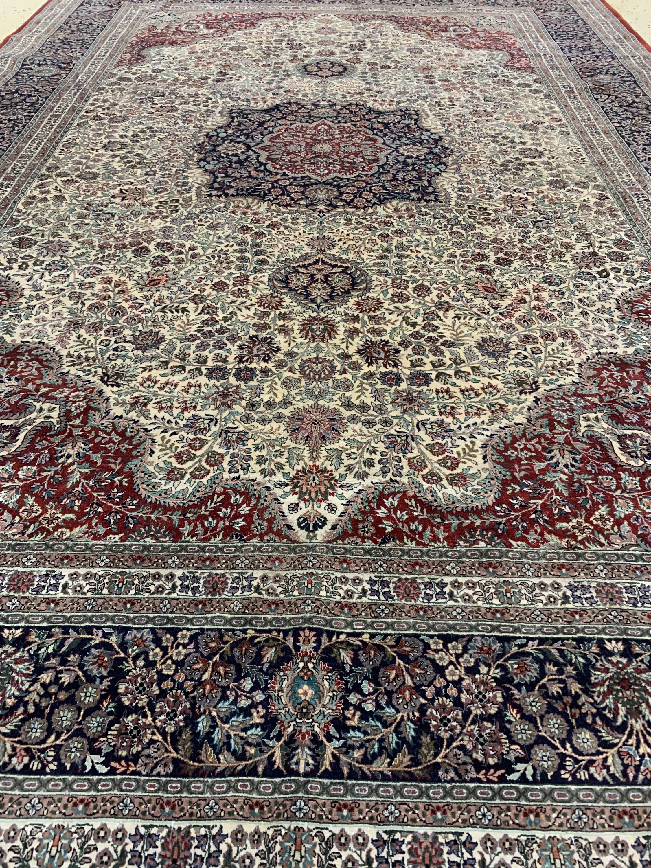 Detail f: Hereke Seide fein, China, Mitte 20.Jhd., reine Naturseide, ca. 275 x 188 cm, ca. 1,0 Mio. Kn/qm, EHZ: 1-2