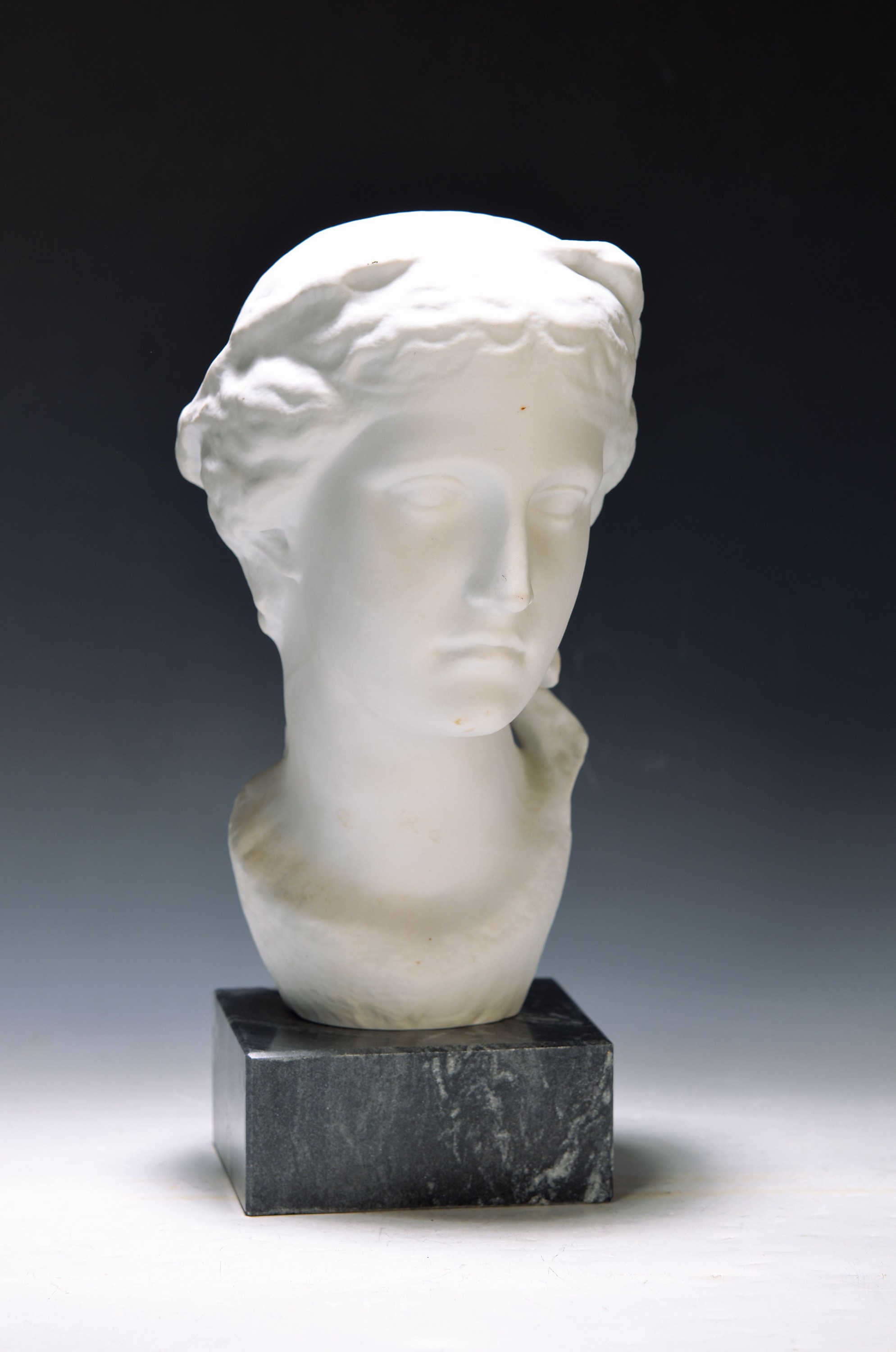 Büste der Aphrodite 20.Jh., Bisquitporzellan ungefasst, auf Steinsockel, H. 34 cm