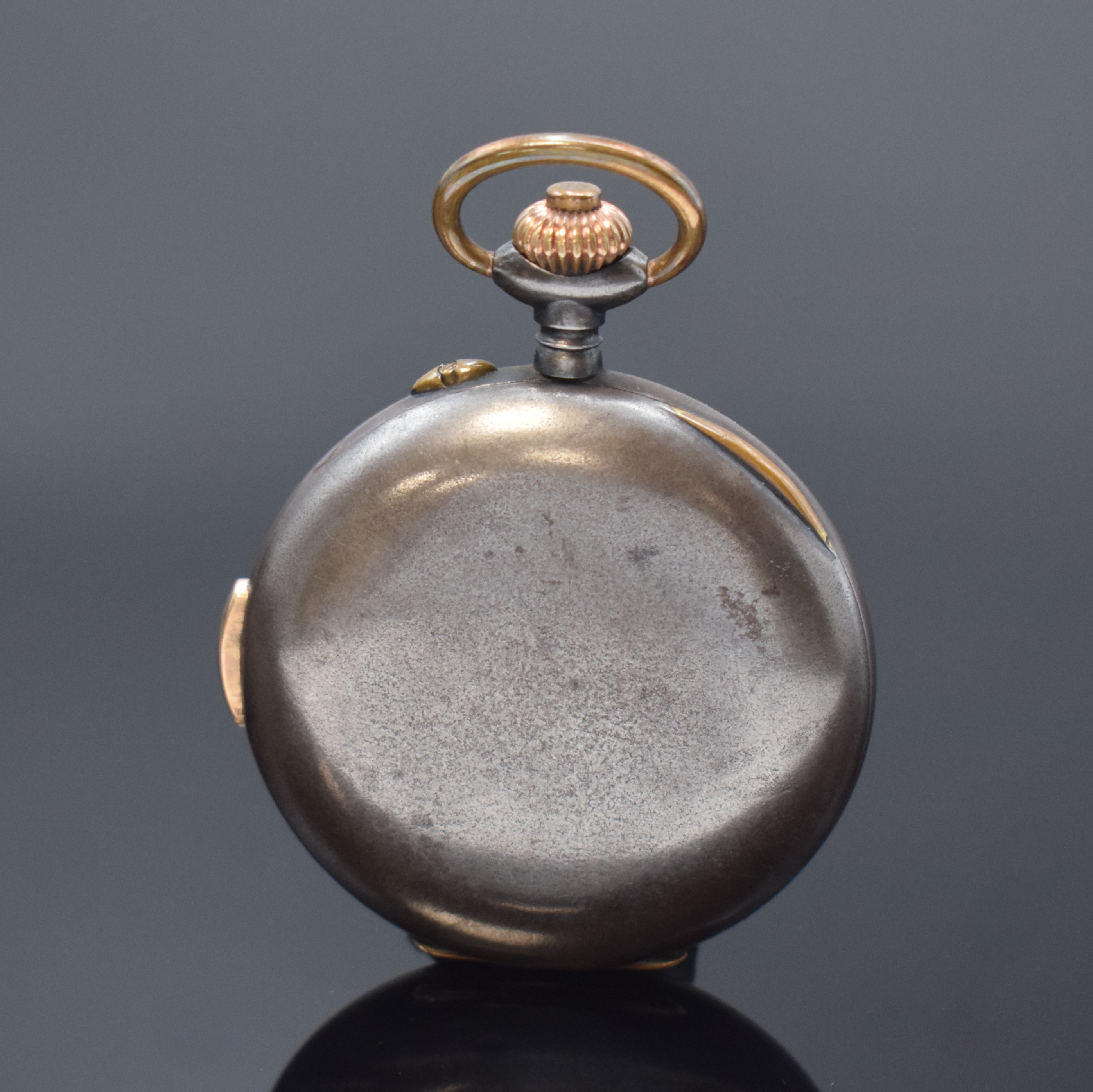 Detail a: Offene Taschenuhr mit 1/4-Repetition und Chronograph mit Minutenzähler in Stahl, Schweiz um 1910, glattes brüniertes Stahlgeh. berieb., gold. ...