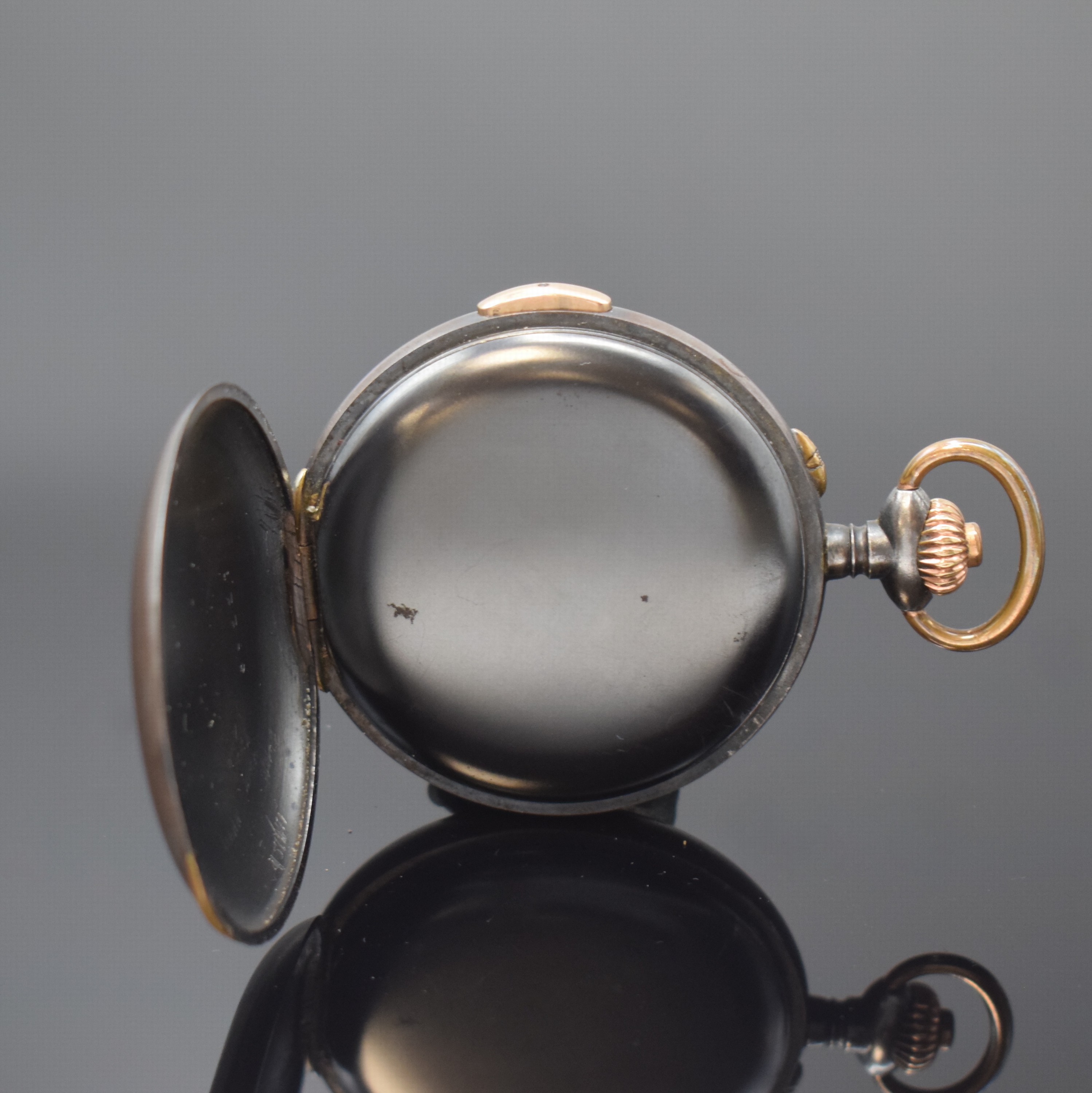 Detail c: Offene Taschenuhr mit 1/4-Repetition und Chronograph mit Minutenzähler in Stahl, Schweiz um 1910, glattes brüniertes Stahlgeh. berieb., gold. ...