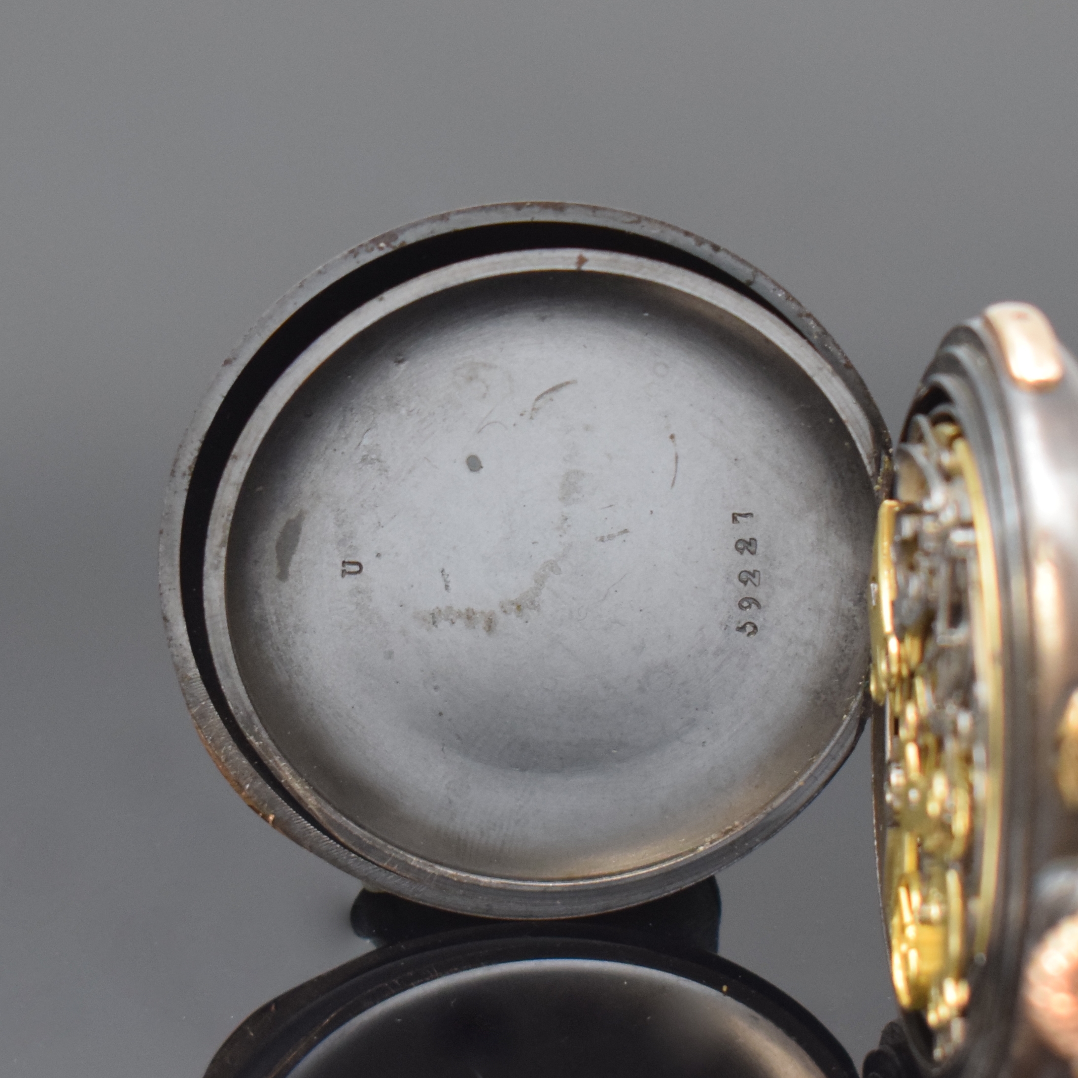 Detail d: Offene Taschenuhr mit 1/4-Repetition und Chronograph mit Minutenzähler in Stahl, Schweiz um 1910, glattes brüniertes Stahlgeh. berieb., gold. ...