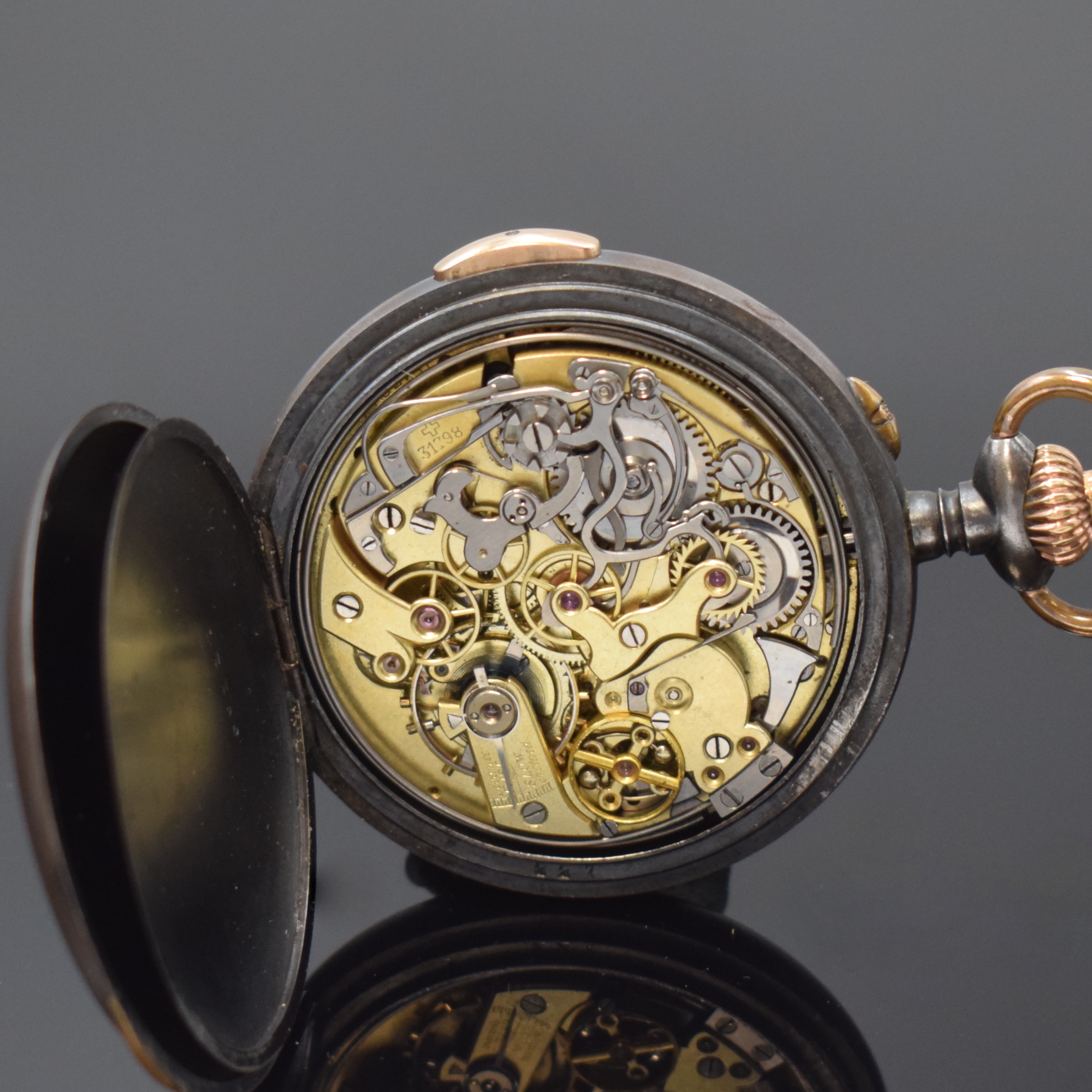 Detail e: Offene Taschenuhr mit 1/4-Repetition und Chronograph mit Minutenzähler in Stahl, Schweiz um 1910, glattes brüniertes Stahlgeh. berieb., gold. ...