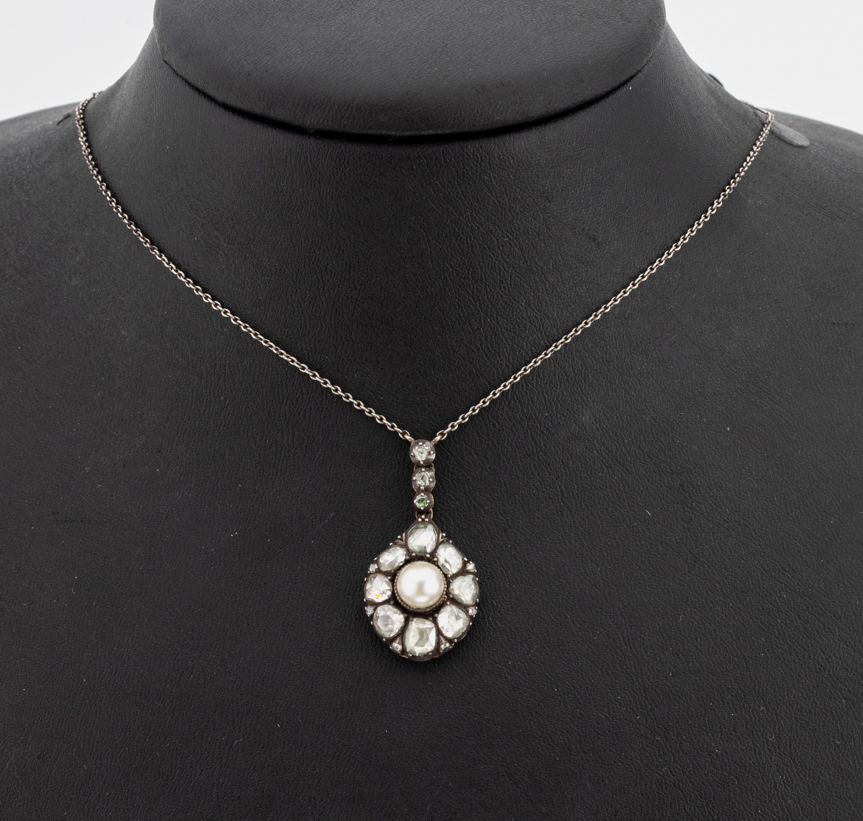 18 kt Gold Perl-Diamant-Collier, um 1830, GG 750/000 (gepr.), schauseitig Silber, mittigeine Orientperle, umgeben von Diamantrosen zus. ca. 1.20 ct, ...