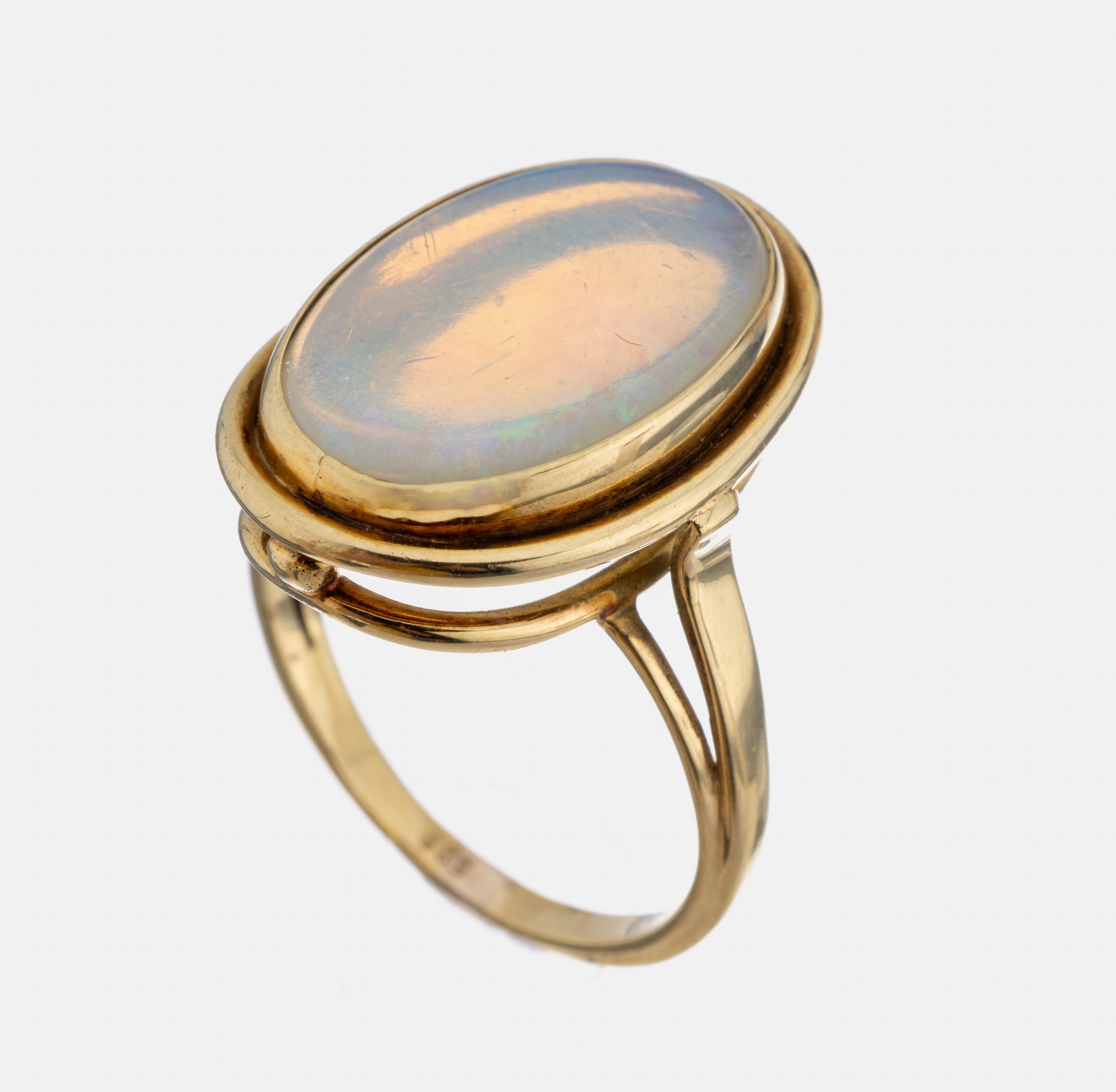 14 kt Gold Opal-Ring, GG 585/000, schlichteGestaltung, ovaler Opal-Cabochon ca. 3 ct, etwas trockenrissig, RW 58, ca. 6.1 g