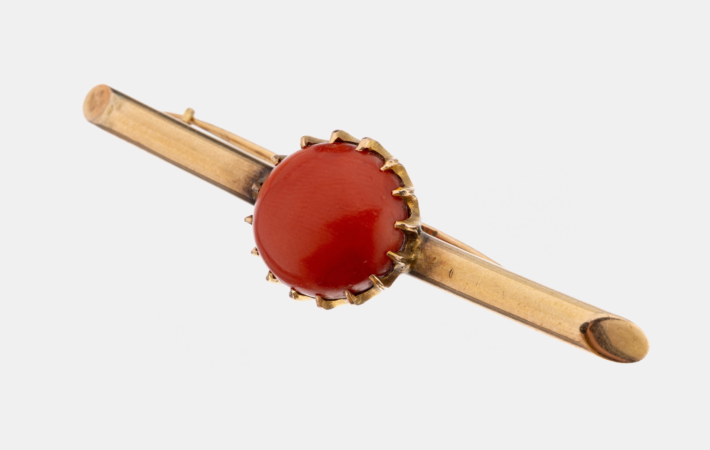 14 kt Gold Korall-Brosche, Russland um 1900, GG 583/000, schlichte Gestaltung, runder Korallen-Cabochon, D. ca. 12 mm, L. ca. 5.1 cm, ca. 5.5 g, ...