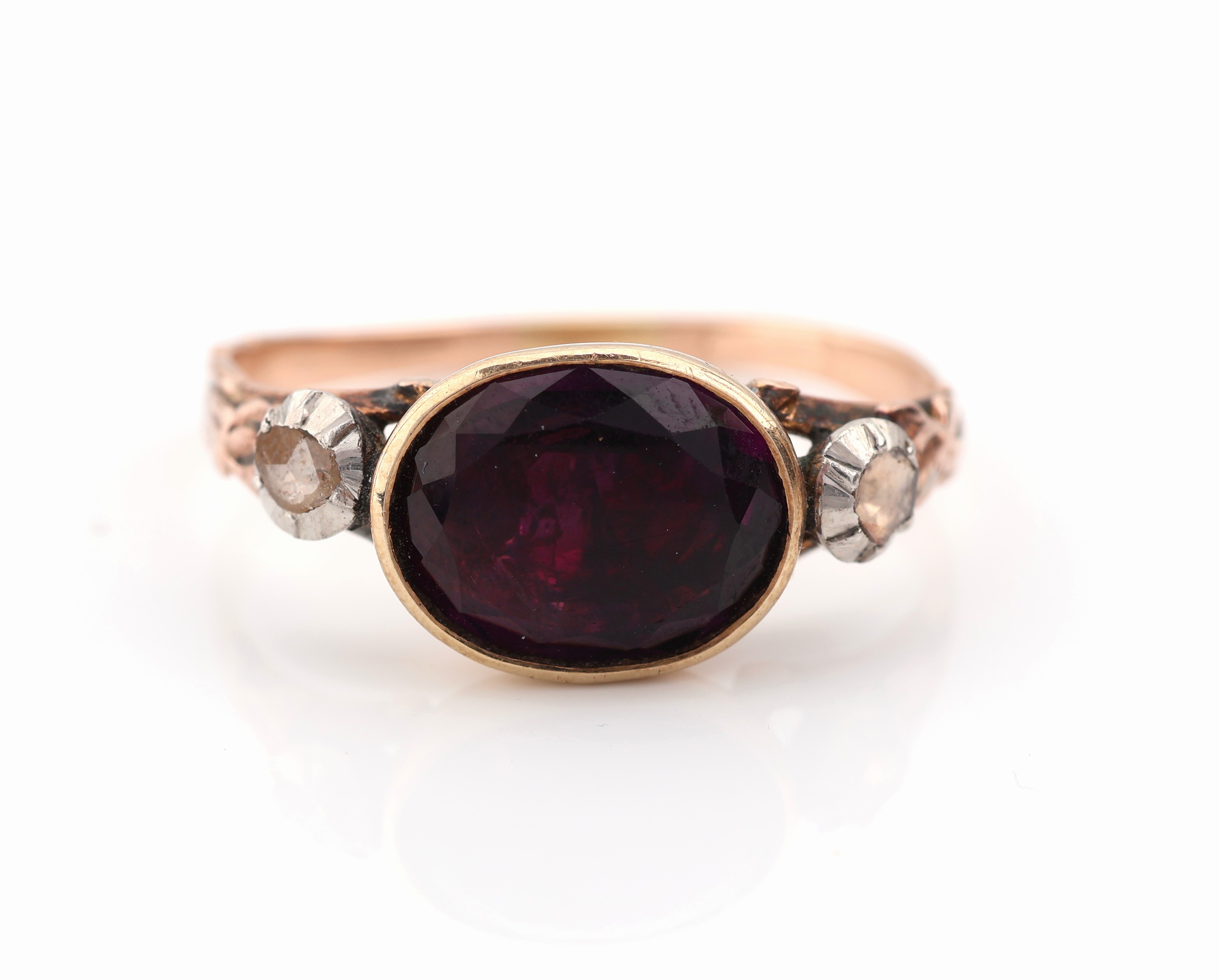 Detail b: 14 kt Gold Amethyst-Diamant-Ring, um 1830, RG 585/000 gepr., ovalfacett. Amethyst ca. 1.20 ct, Ringschultern mit 2 in Silber gefassten Diamantrosen ...
