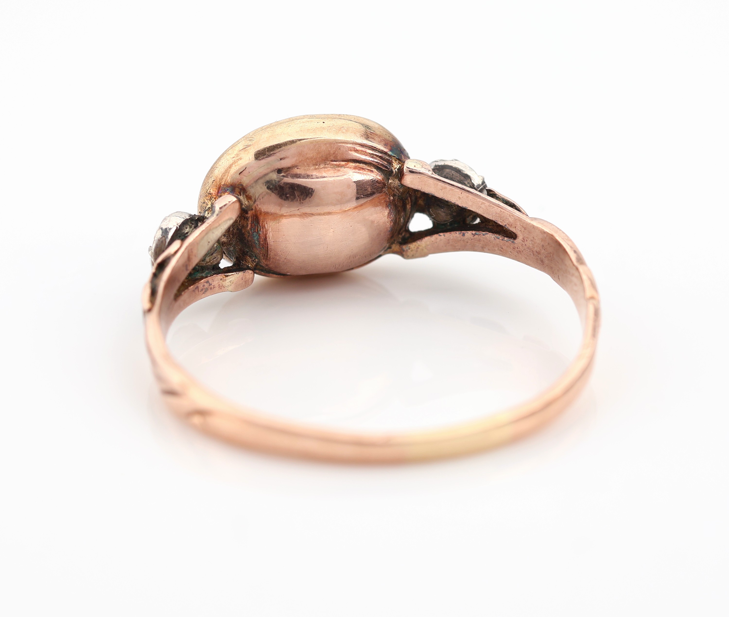 Detail c: 14 kt Gold Amethyst-Diamant-Ring, um 1830, RG 585/000 gepr., ovalfacett. Amethyst ca. 1.20 ct, Ringschultern mit 2 in Silber gefassten Diamantrosen ...