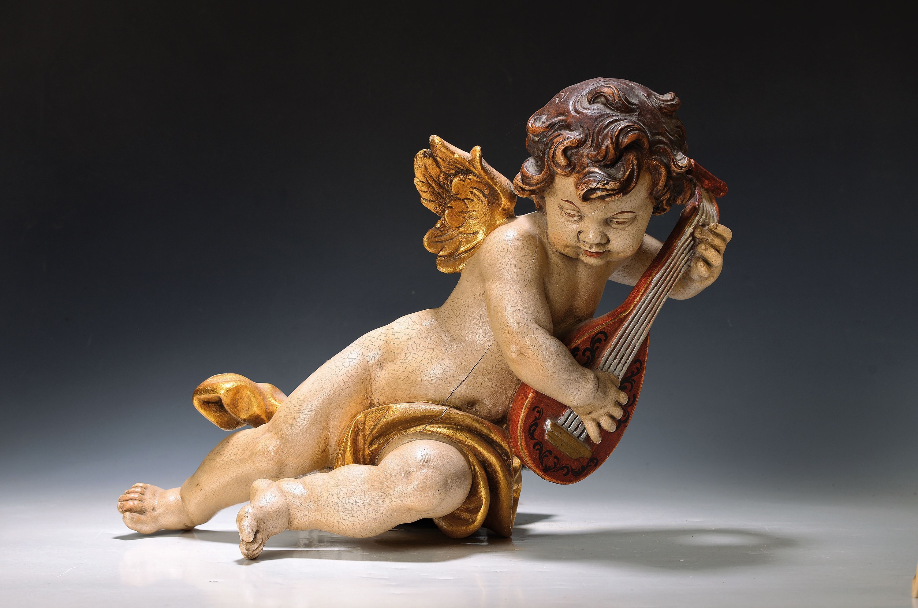 Putto mit Laute, süddeutsch, 20.Jh., Holz geschnitzt, gefasst und vergoldet, Spannungsriss, H. 55 cm
